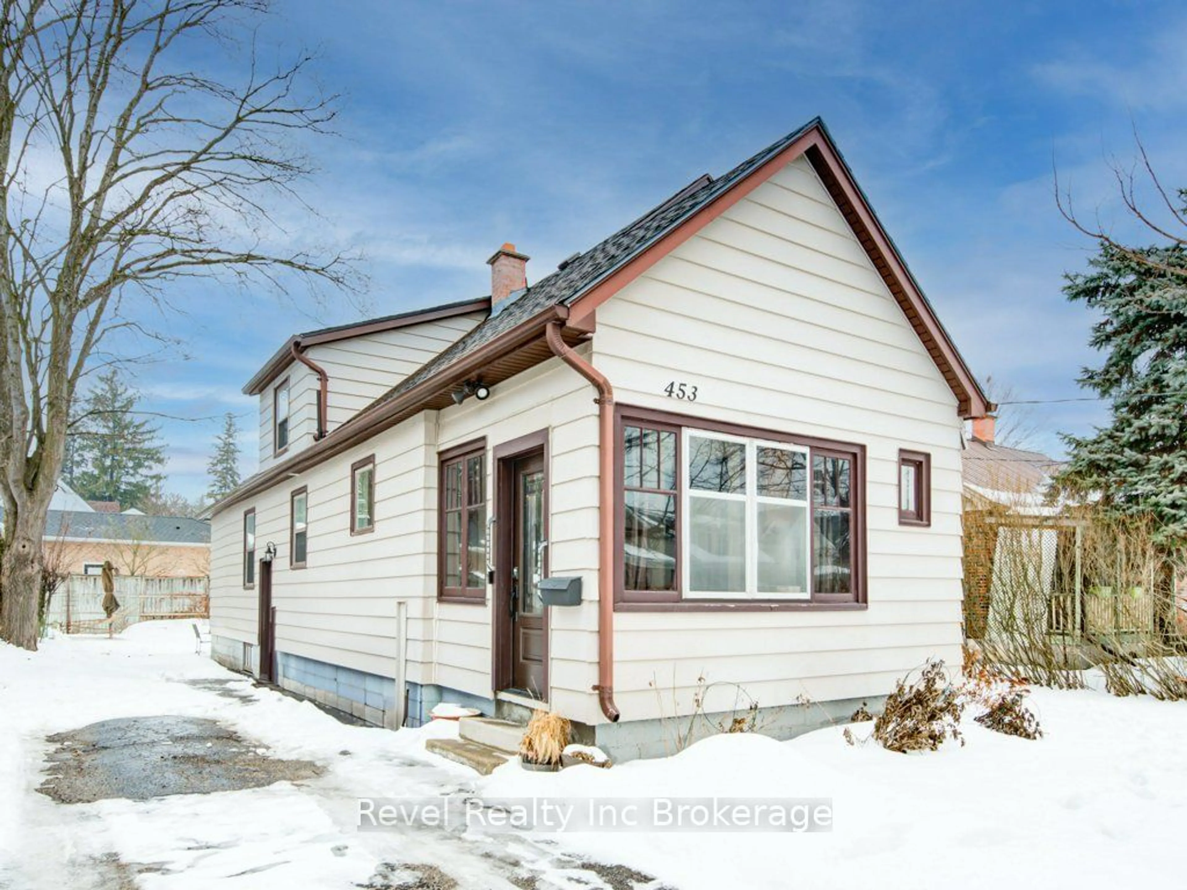 Home with vinyl exterior material, street for 453 Brant St, Woodstock Ontario N4S 5J3