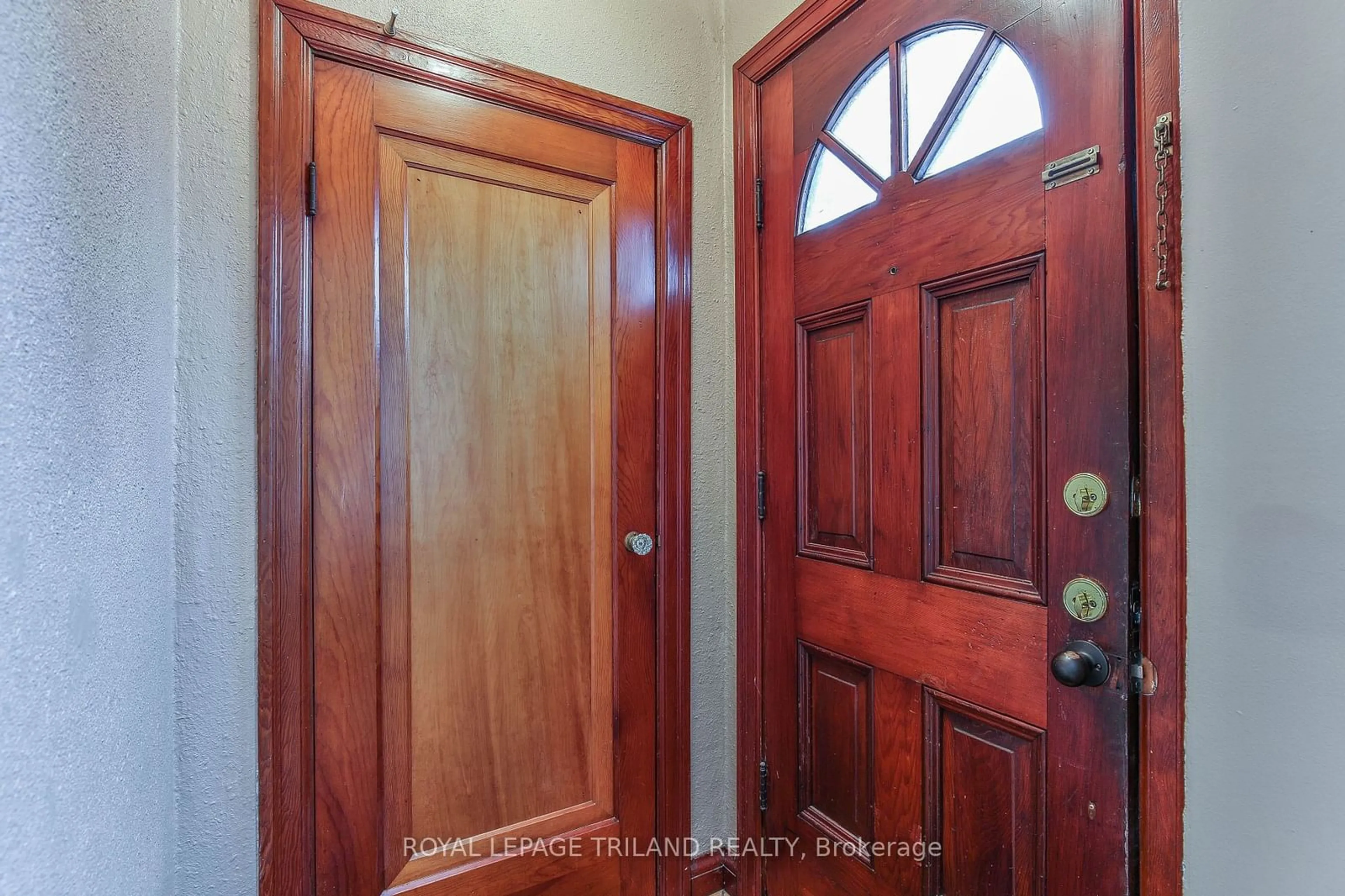 Indoor entryway for 21 TRAFALGAR St, St. Thomas Ontario N5P 1P1