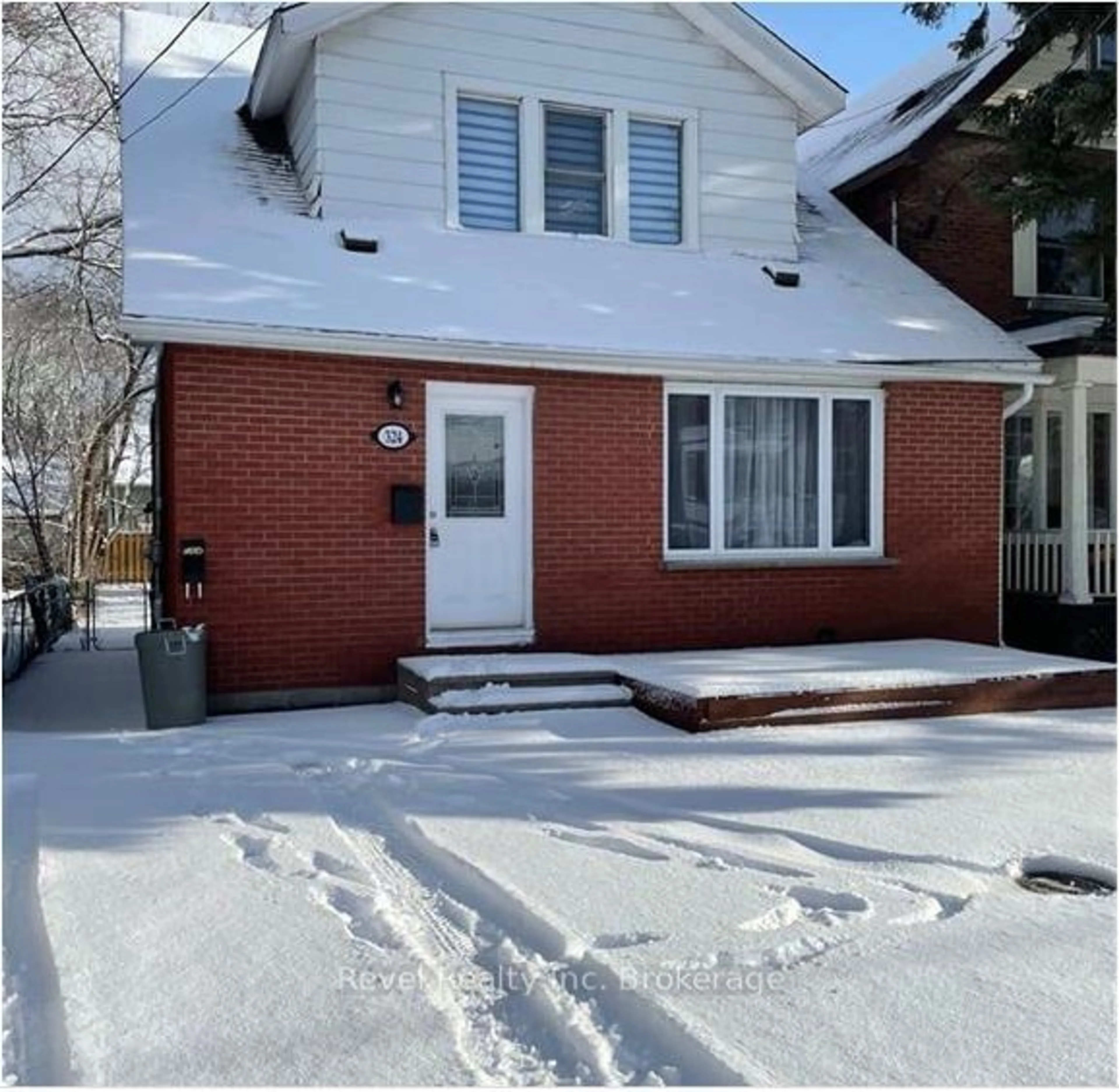 Home with brick exterior material, street for 324 First Ave, North Bay Ontario P1B 1K1