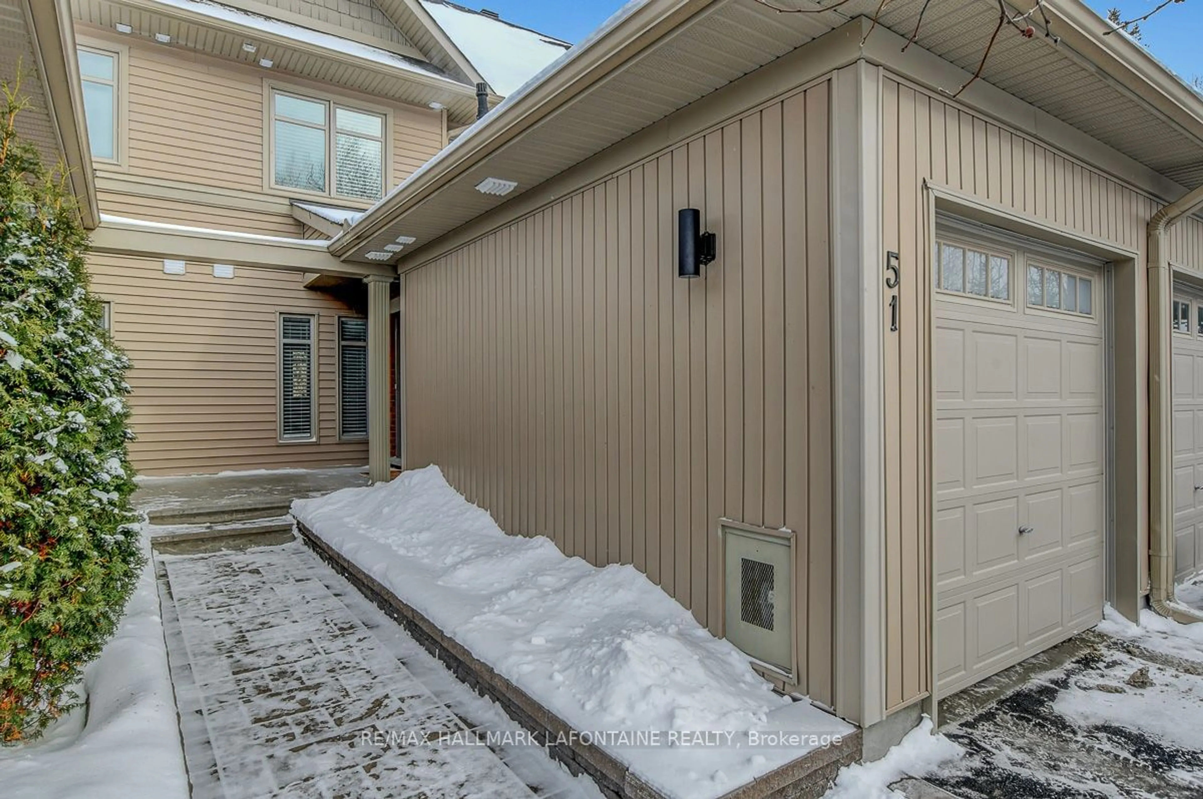 Indoor entryway for 51 Aveia, Orleans - Cumberland and Area Ontario K4A 0X1