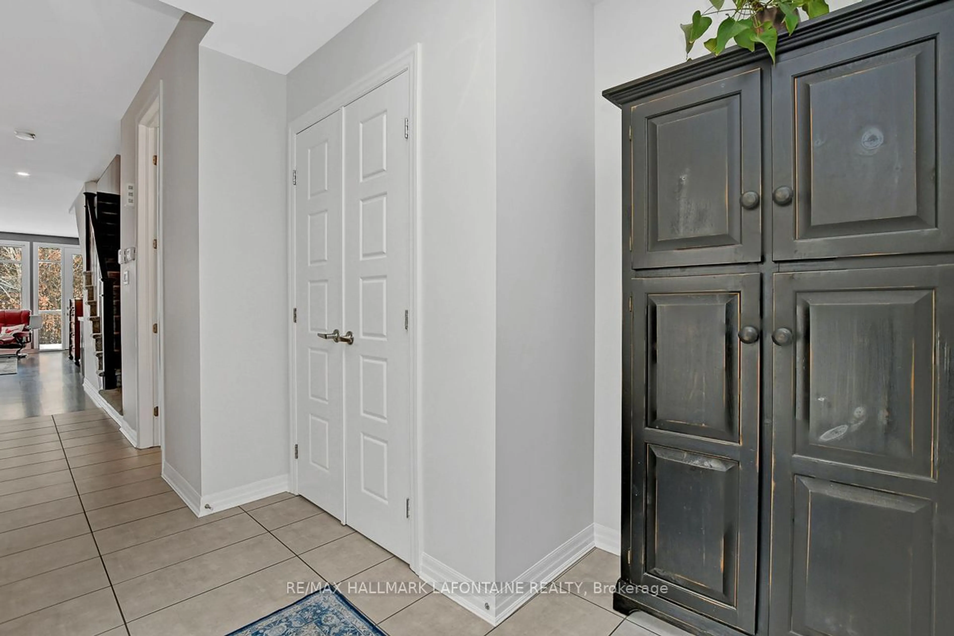 Indoor entryway for 51 Aveia, Orleans - Cumberland and Area Ontario K4A 0X1