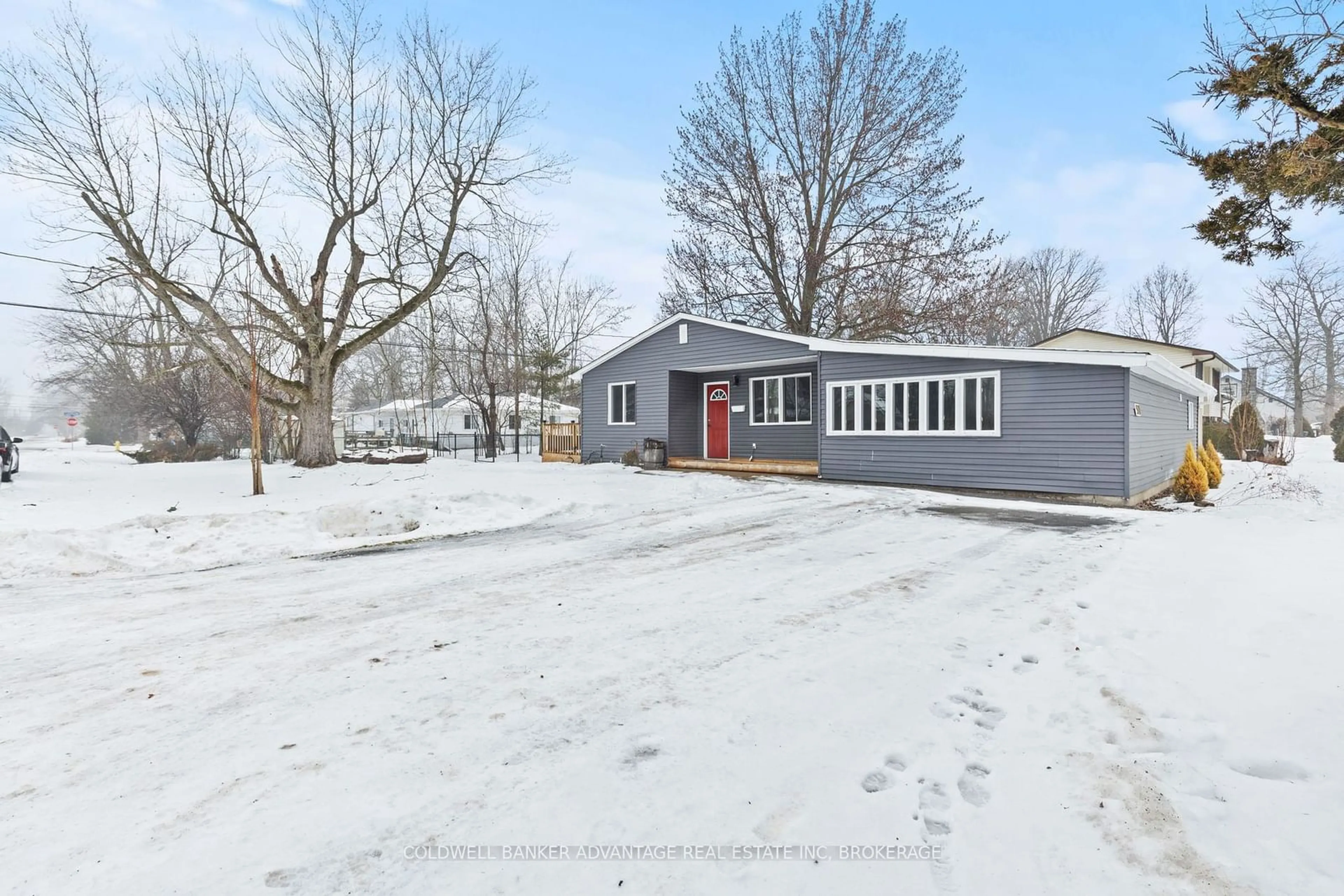 A pic from outside/outdoor area/front of a property/back of a property/a pic from drone, street for 581 Grandview Rd, Fort Erie Ontario L2A 4V2