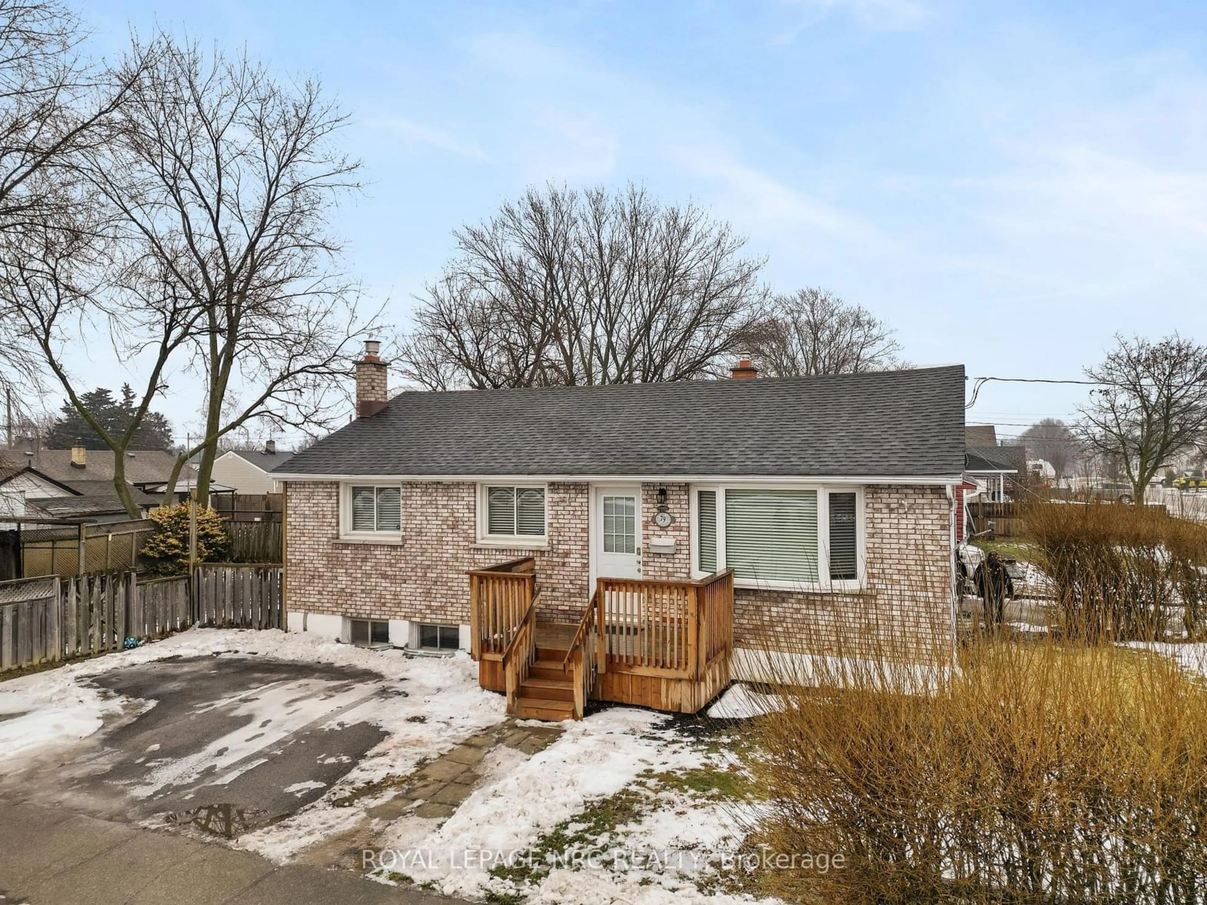 A pic from outside/outdoor area/front of a property/back of a property/a pic from drone, street for 79 Powerview Ave, St. Catharines Ontario L2S 1W5