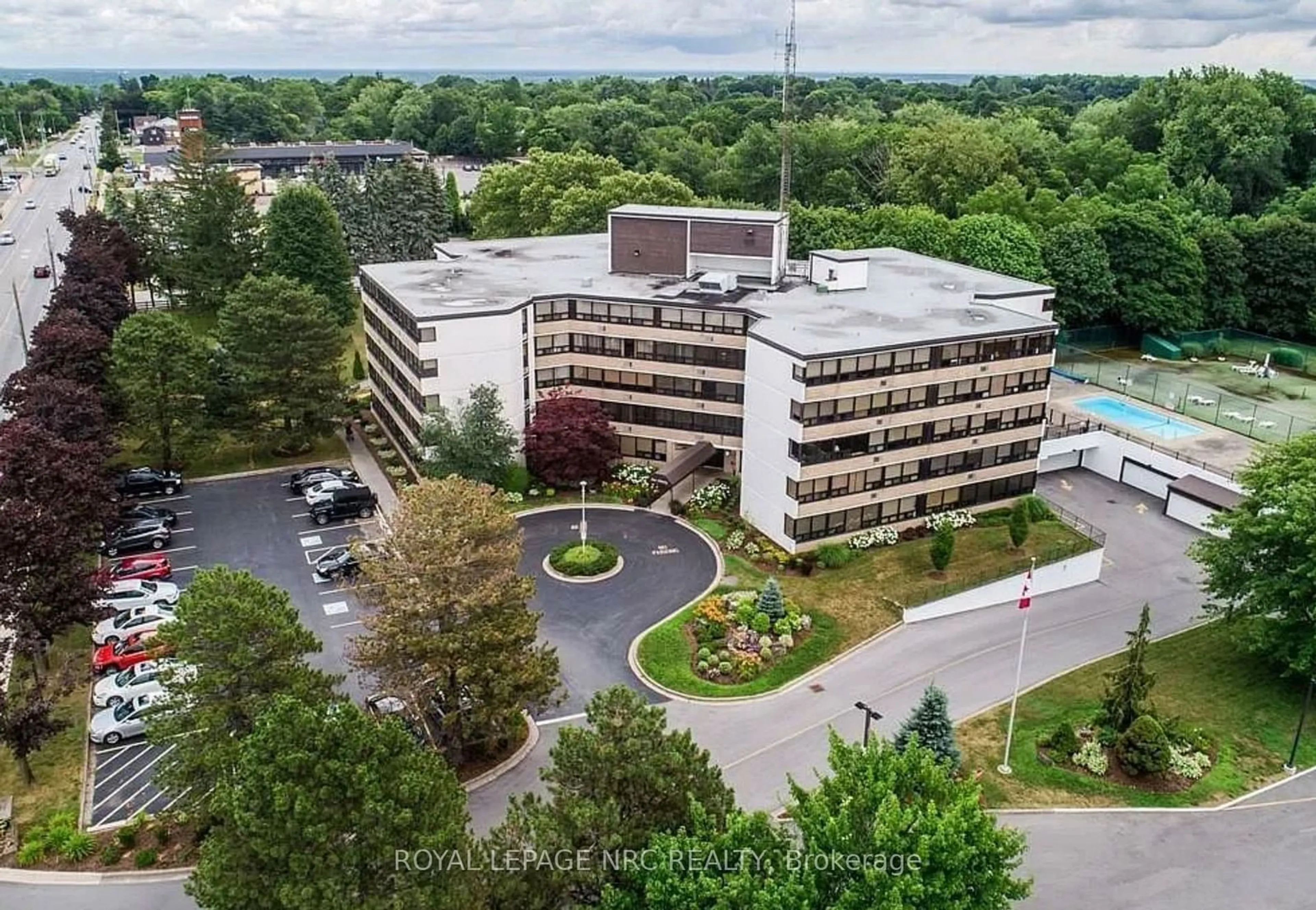 A pic from outside/outdoor area/front of a property/back of a property/a pic from drone, building for 190 Highway 20 #102A, Pelham Ontario L0S 1M0