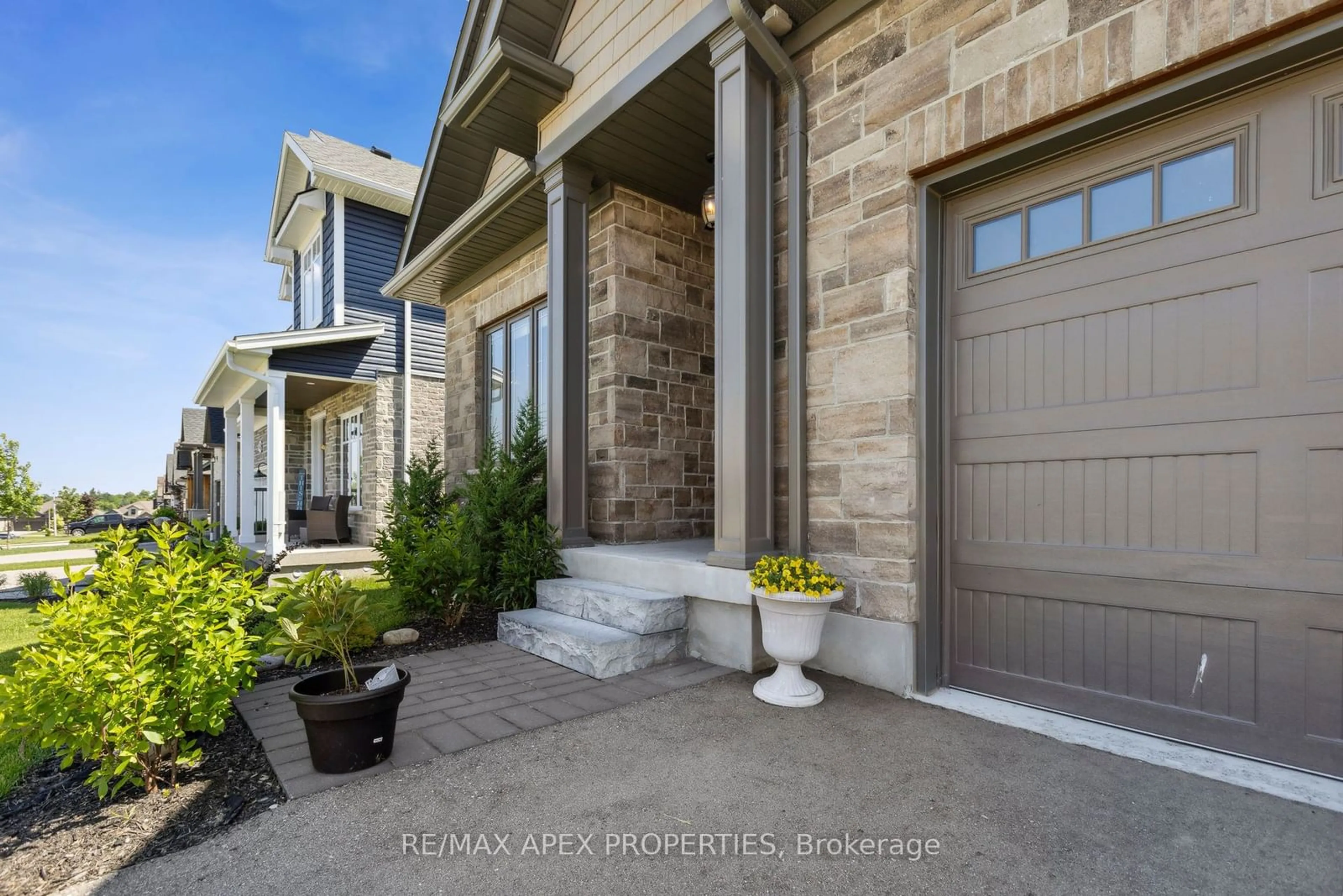 Indoor entryway for 39 Carriage Crossing, Mapleton Ontario N0G 1P0