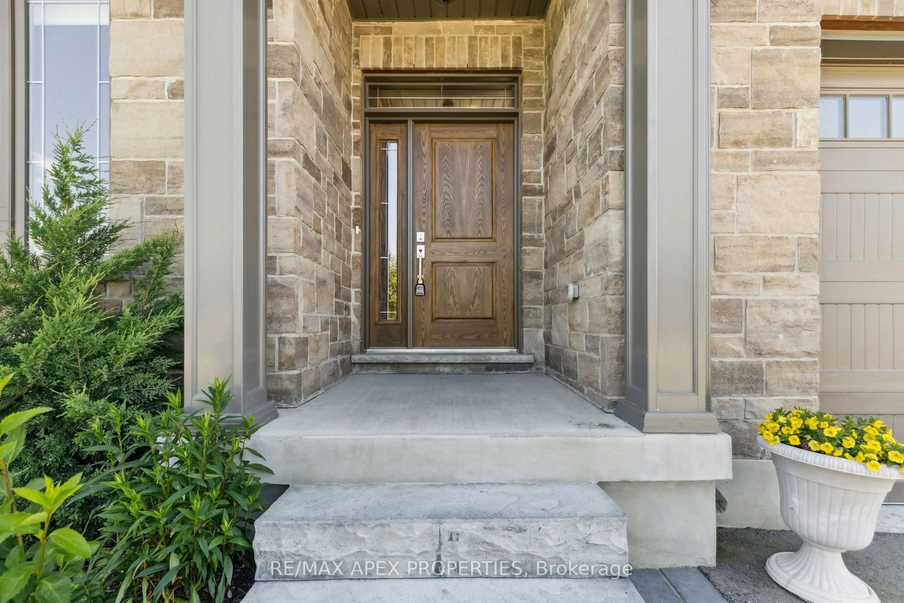 Indoor entryway for 39 Carriage Crossing, Mapleton Ontario N0G 1P0