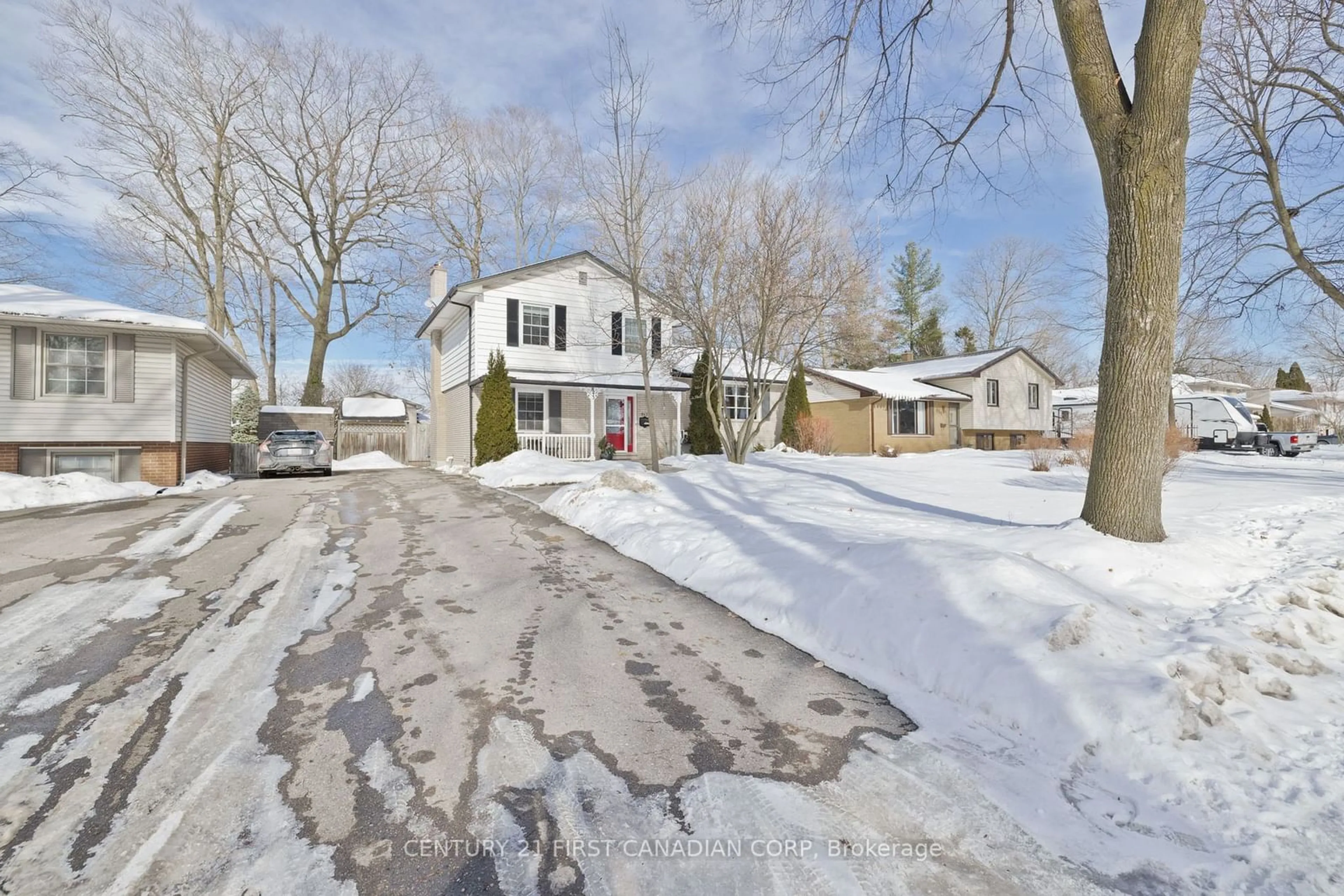 A pic from outside/outdoor area/front of a property/back of a property/a pic from drone, street for 843 Westbury Cres, London Ontario N6J 3C8