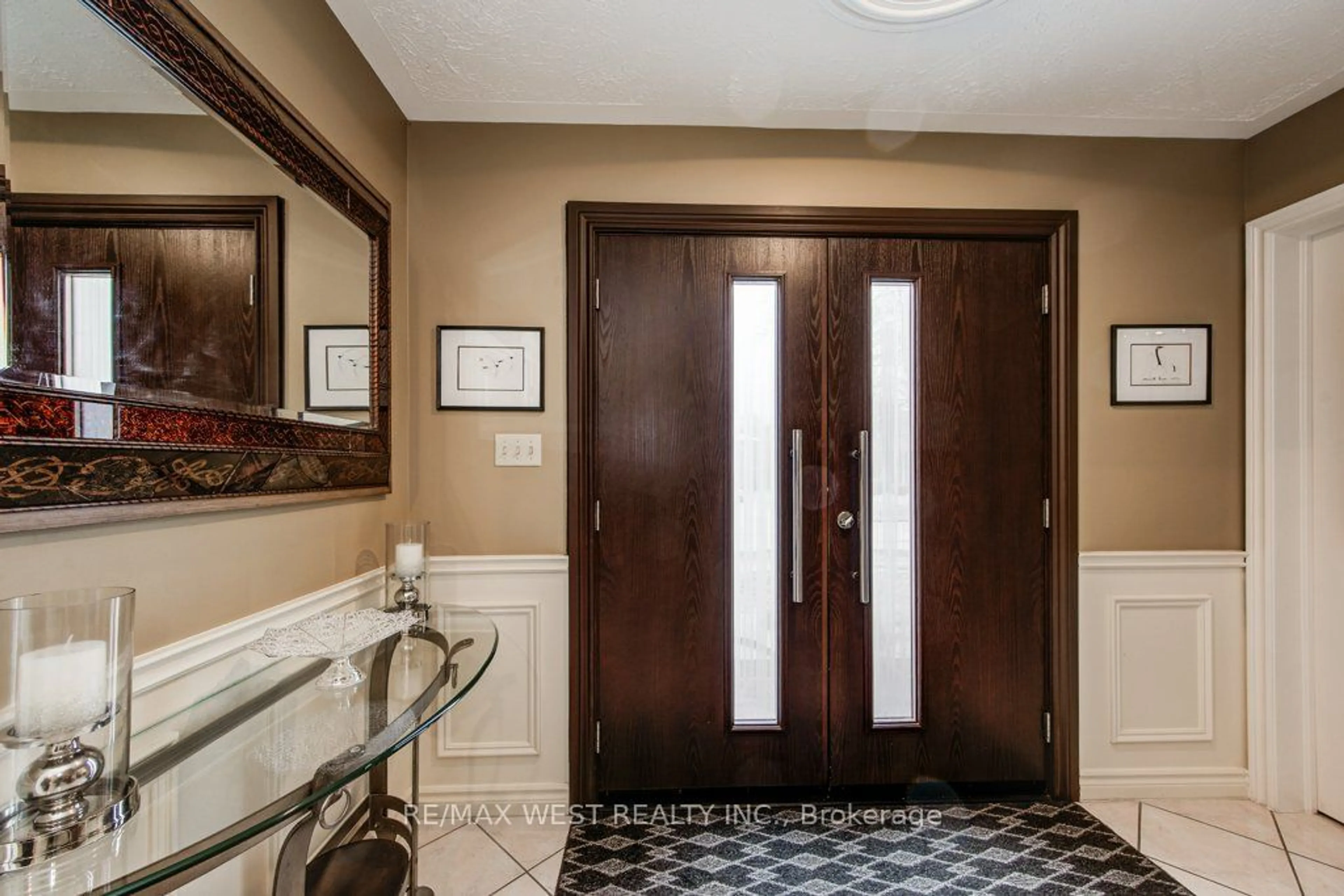 Indoor entryway for 610 Stonebury Cres, Waterloo Ontario N2K 3R1