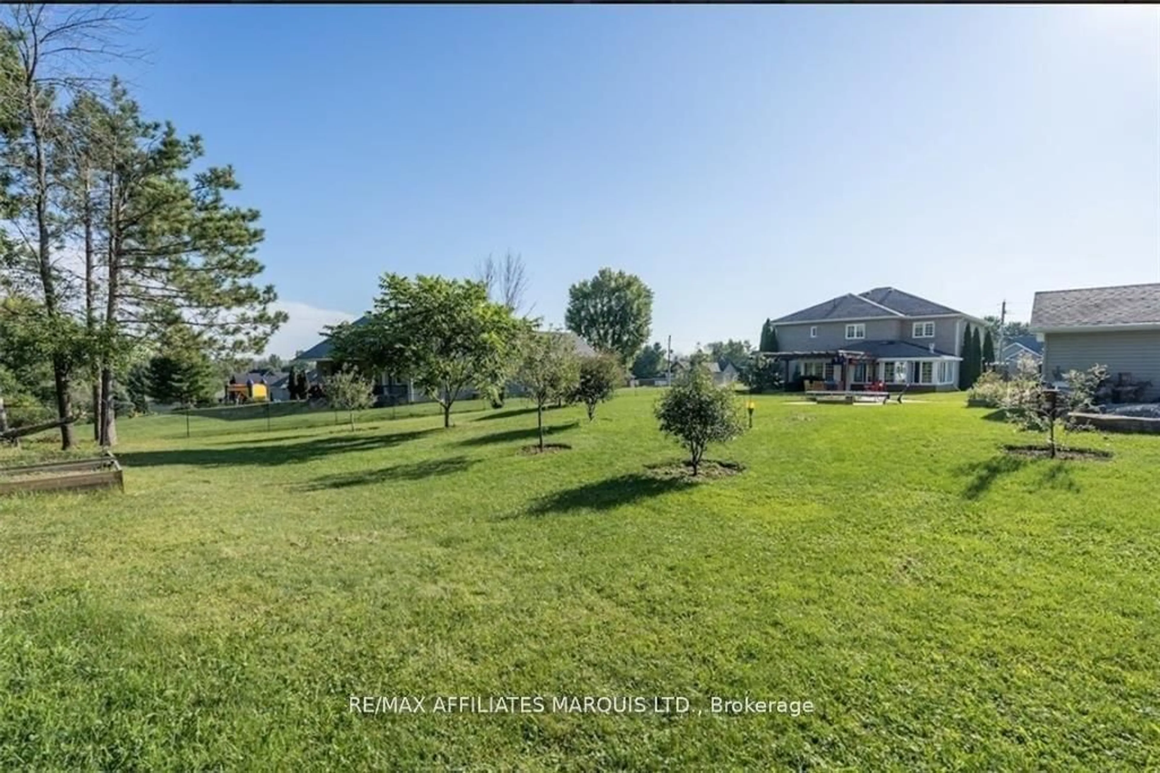 A pic from outside/outdoor area/front of a property/back of a property/a pic from drone, unknown for 6547 SAPPHIRE Dr, South Glengarry Ontario K6H 7J1