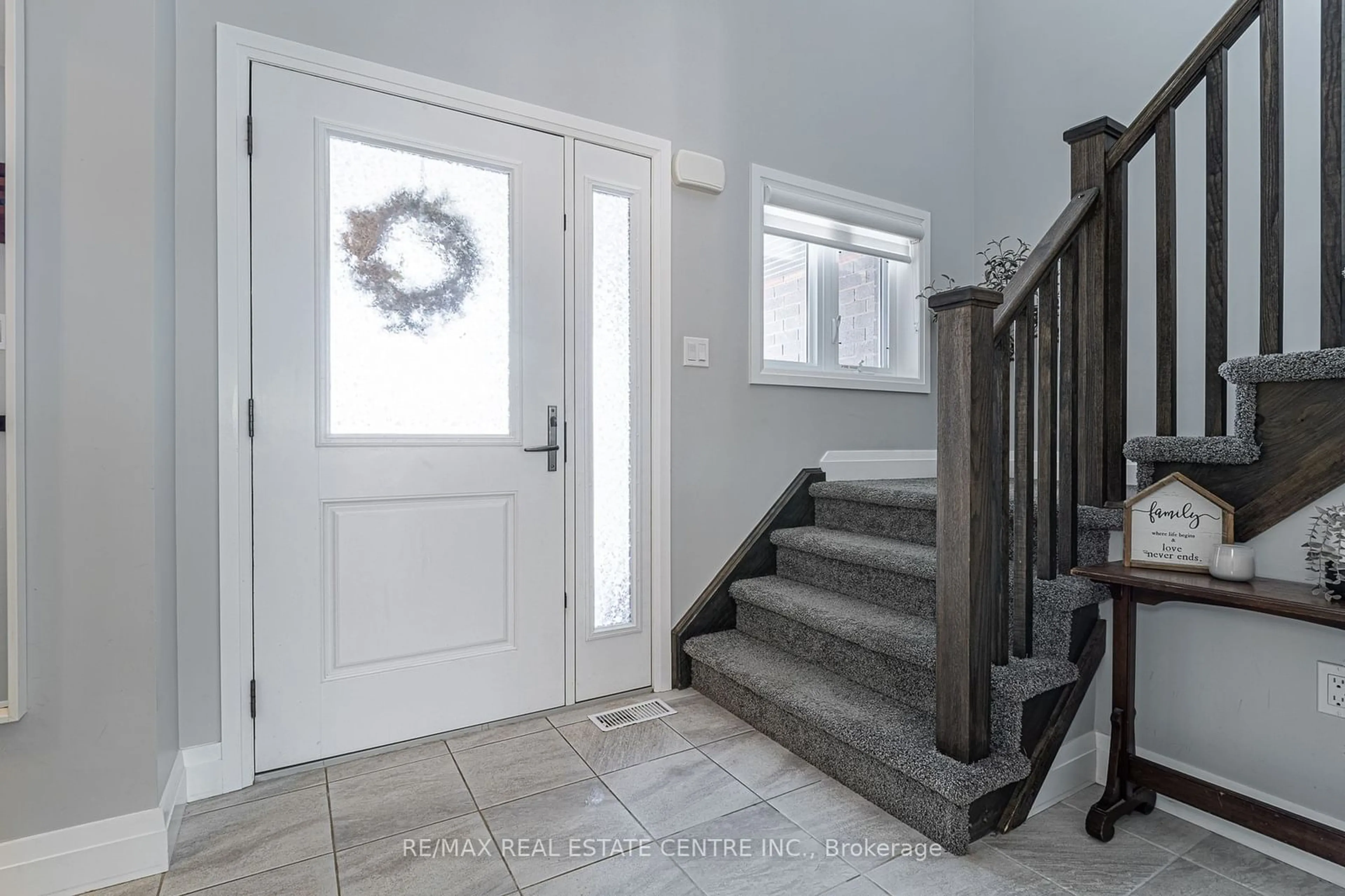 Indoor entryway for 103 Bridge Cres, Minto Ontario N0G 2P0