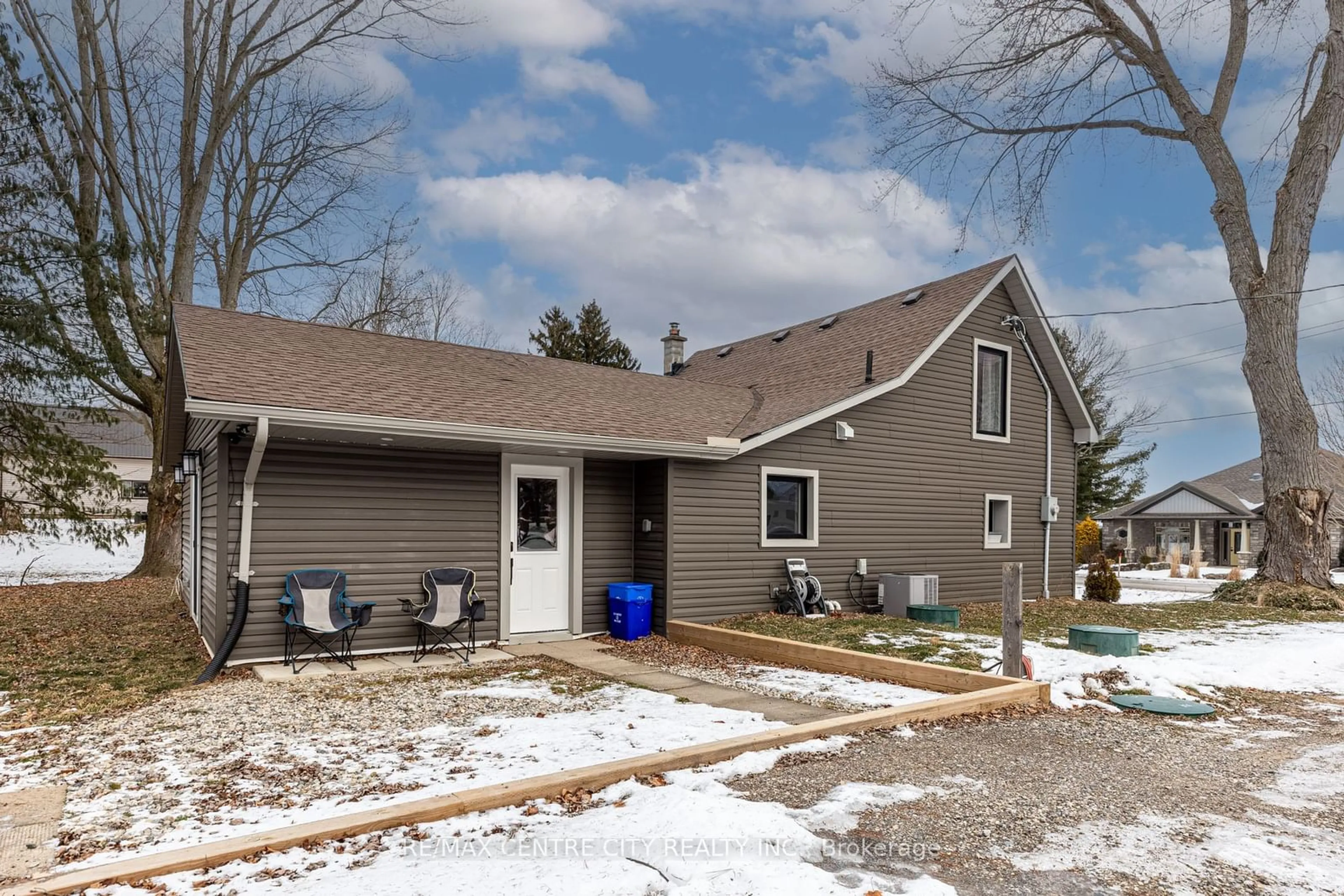 Home with vinyl exterior material, street for 7957 Argyle St, Southwold Ontario N0L 1K0