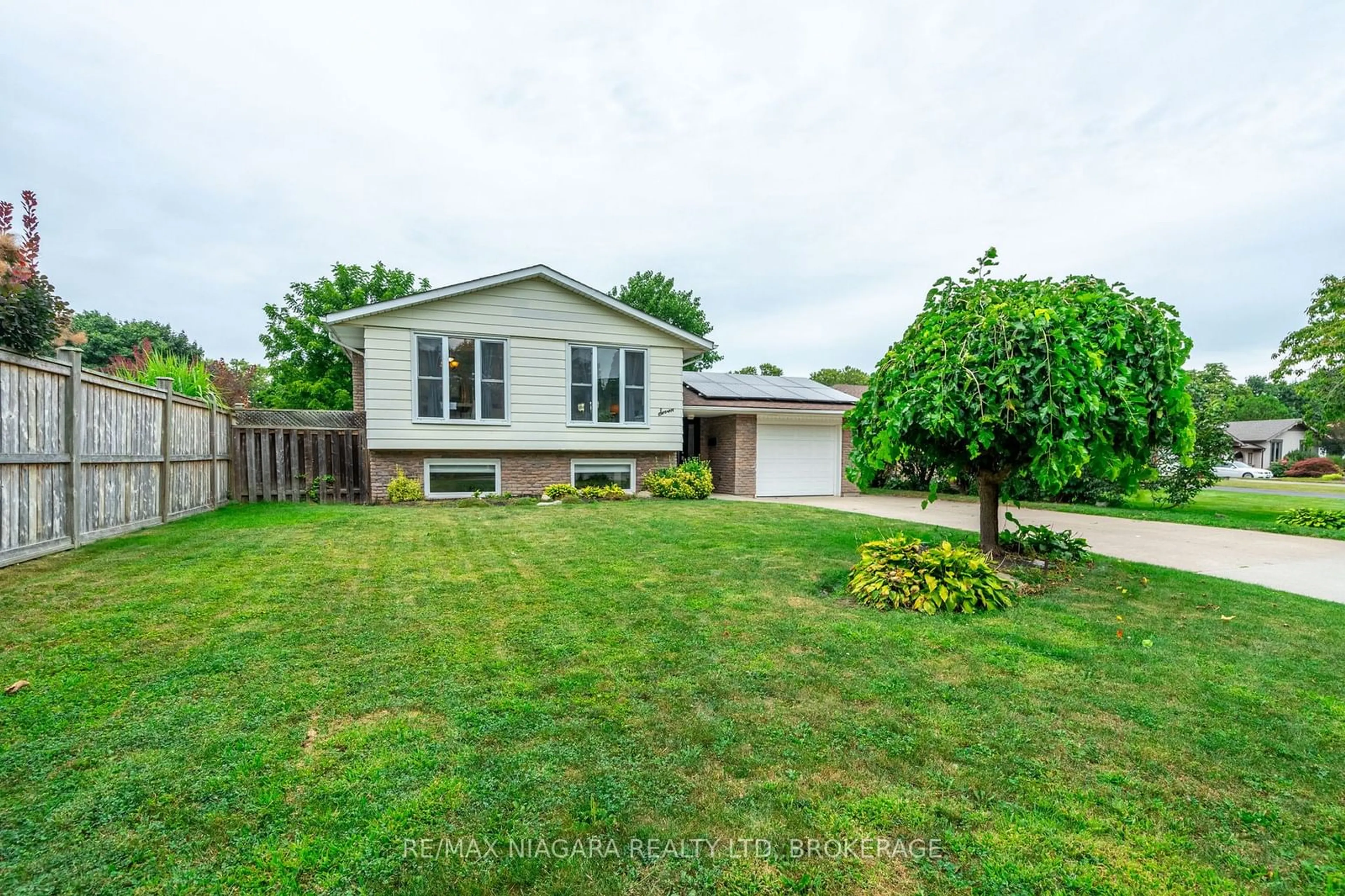 A pic from outside/outdoor area/front of a property/back of a property/a pic from drone, street for 7 Royal Oak Dr, St. Catharines Ontario L2N 4B7