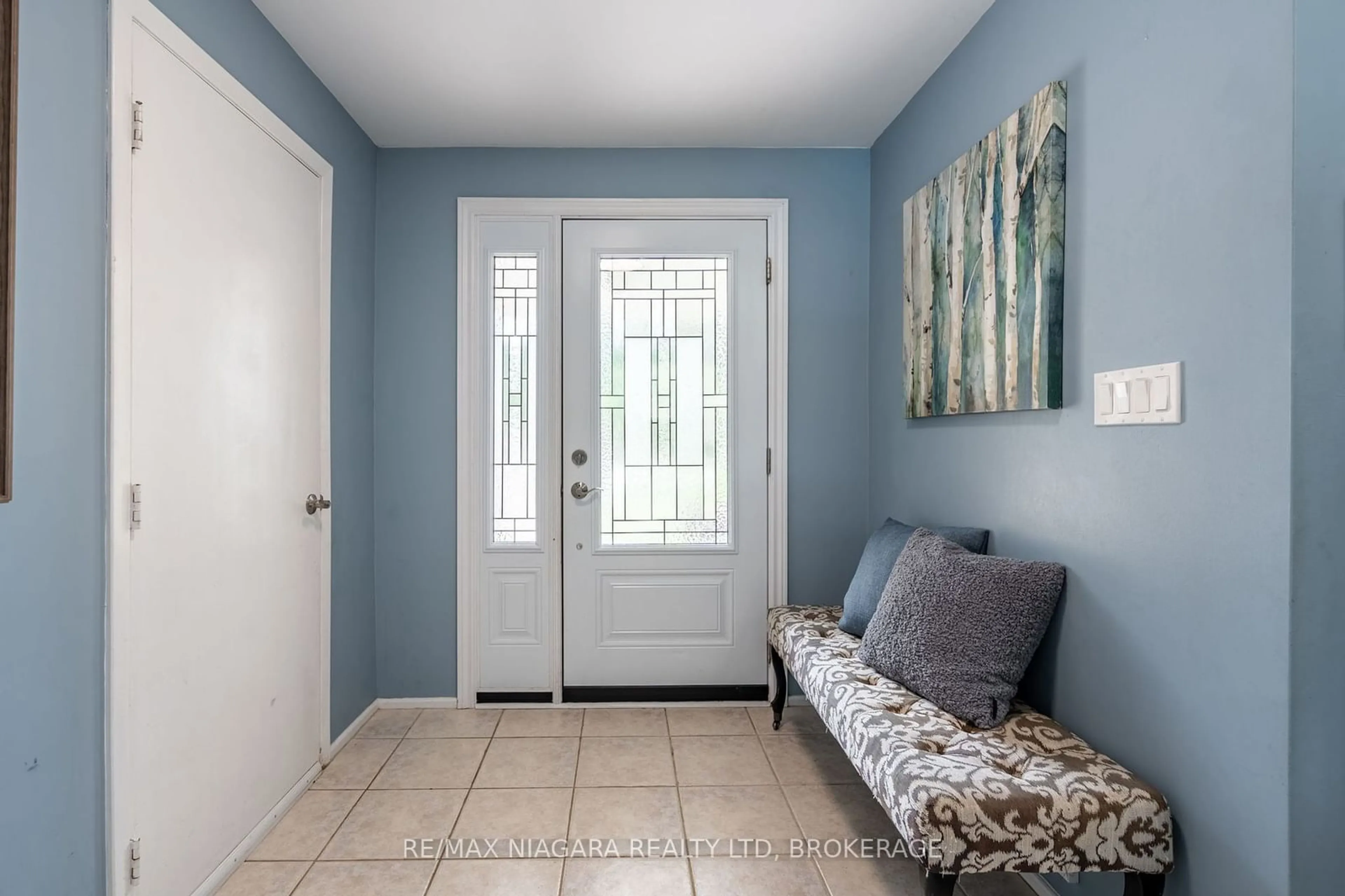 Indoor entryway for 7 Royal Oak Dr, St. Catharines Ontario L2N 4B7