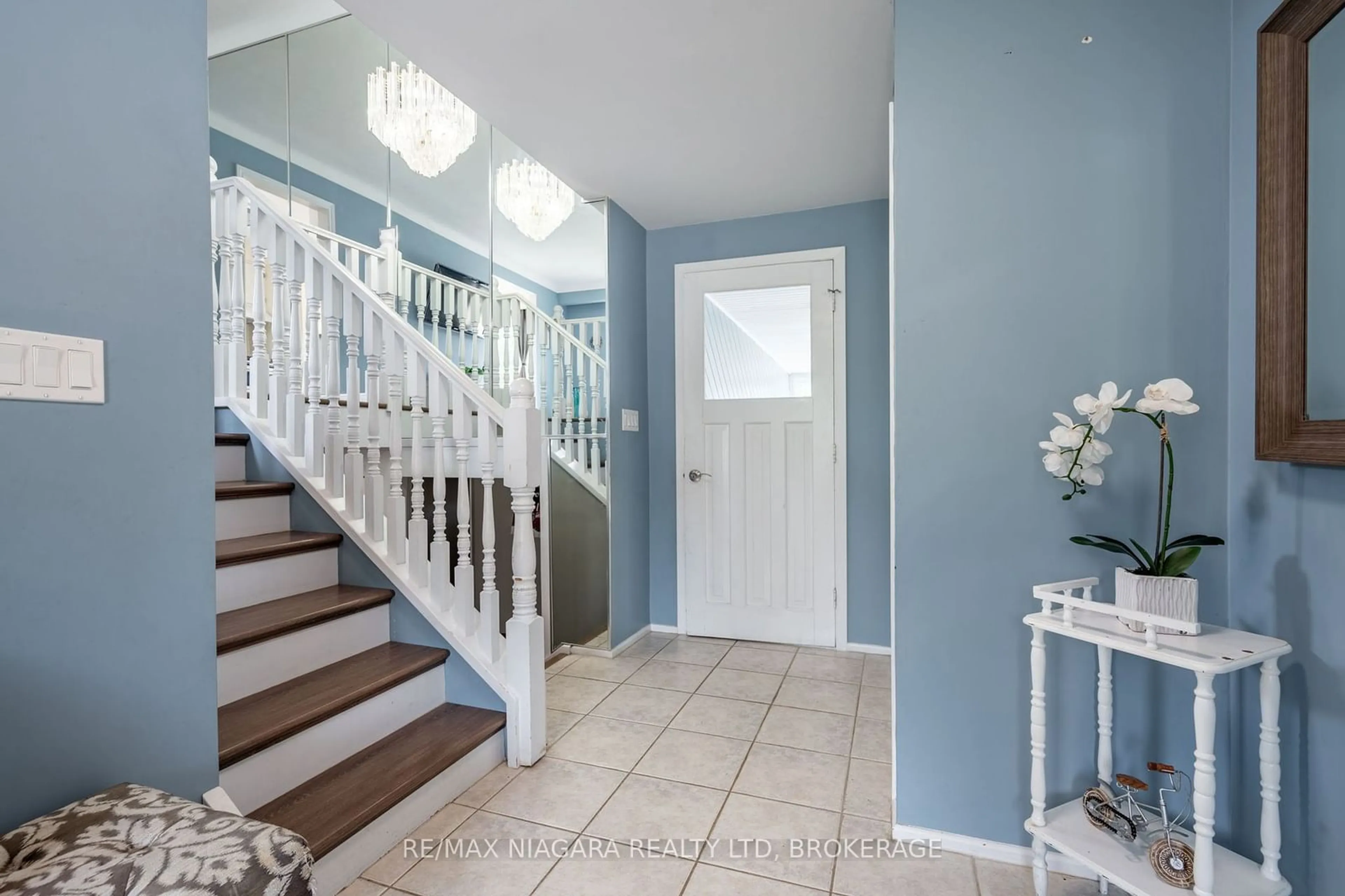 Indoor entryway for 7 Royal Oak Dr, St. Catharines Ontario L2N 4B7