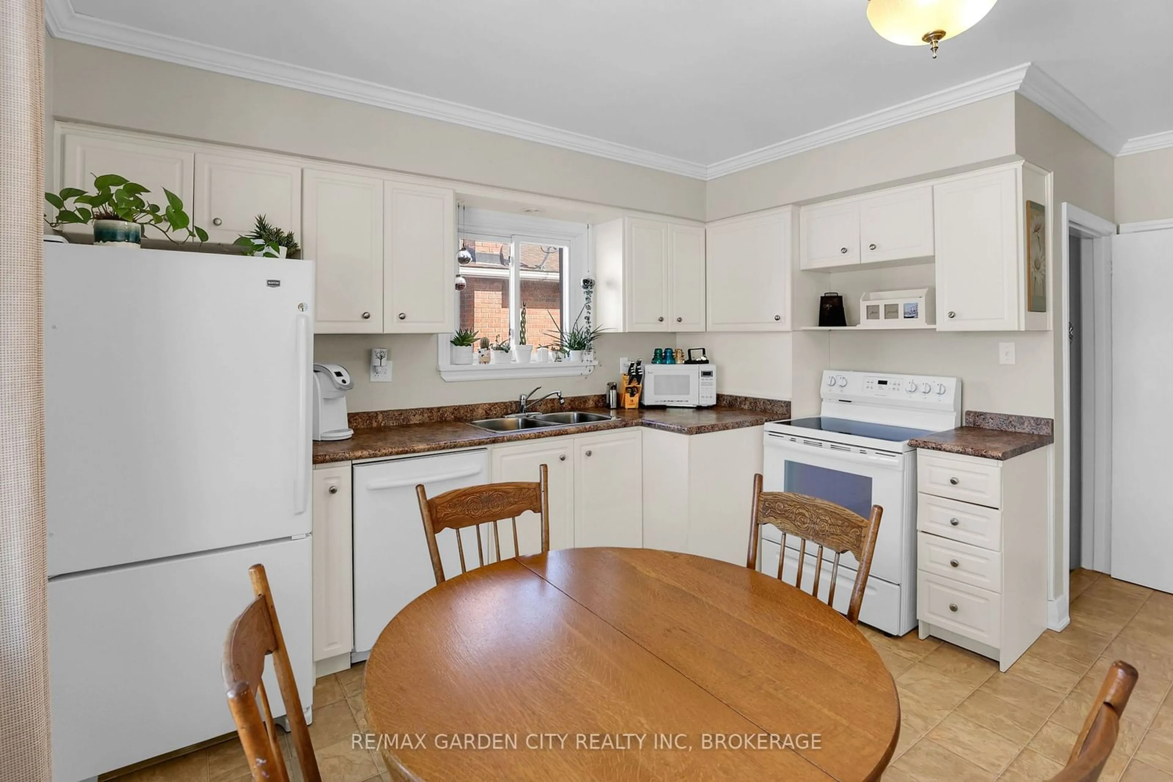 Standard kitchen, unknown for 157 ST GEORGE St, Welland Ontario L3C 5N9