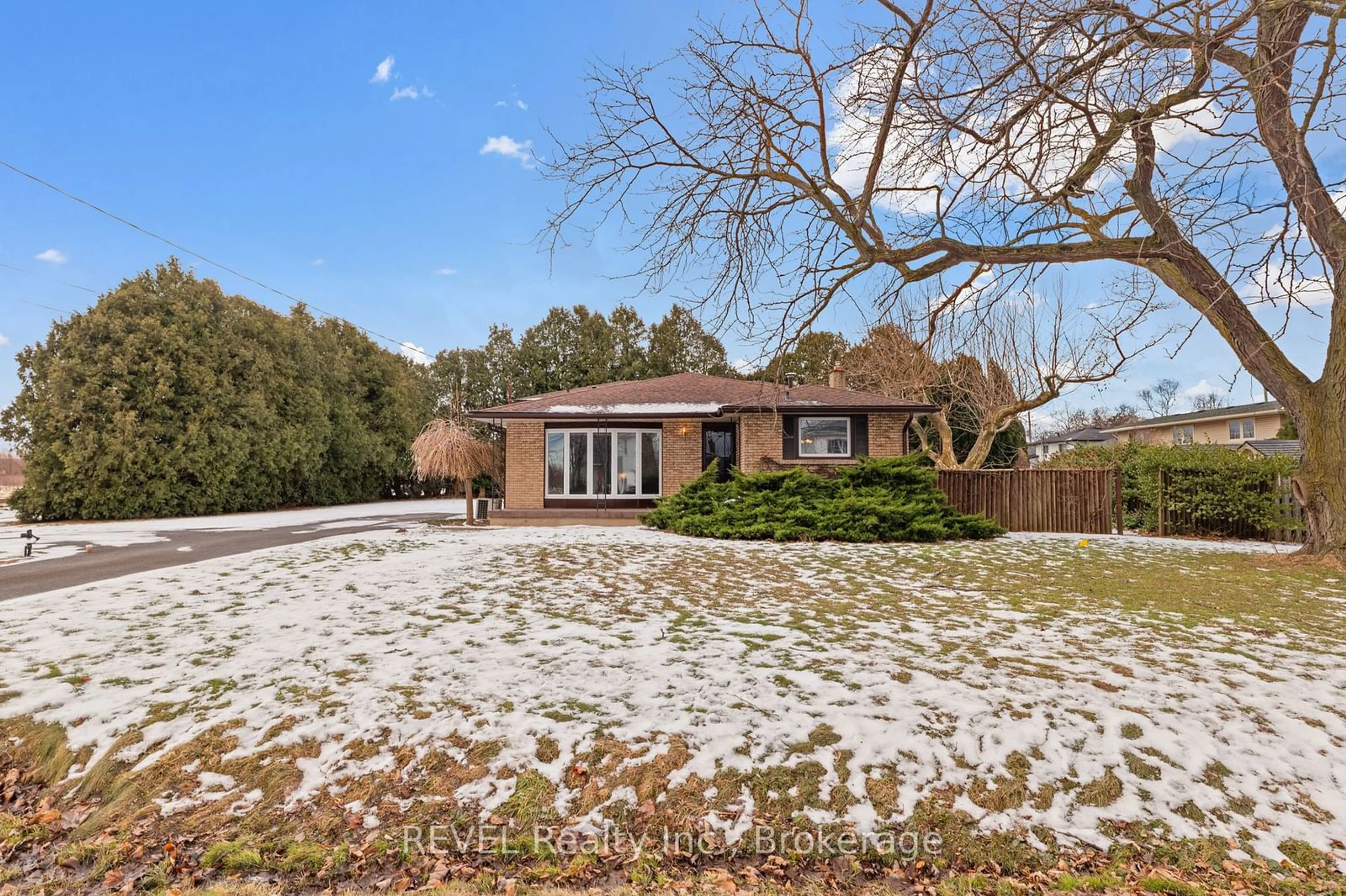Home with brick exterior material, unknown for 5182 Greenlane, Lincoln Ontario L3J 1M8