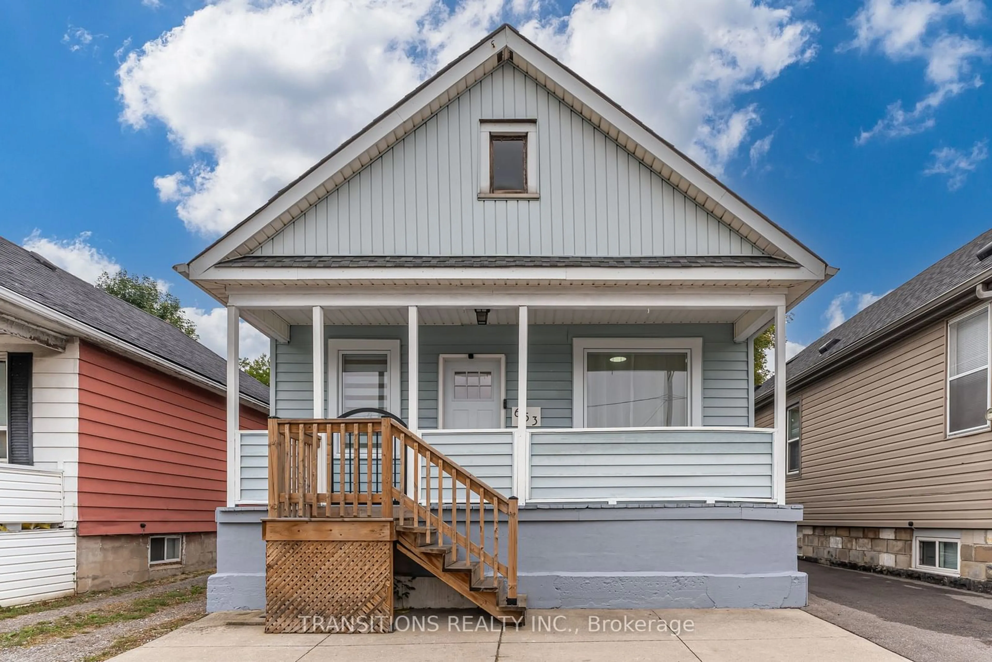 Home with vinyl exterior material, street for 653 Upper Wellington St, Hamilton Ontario L9A 3R2