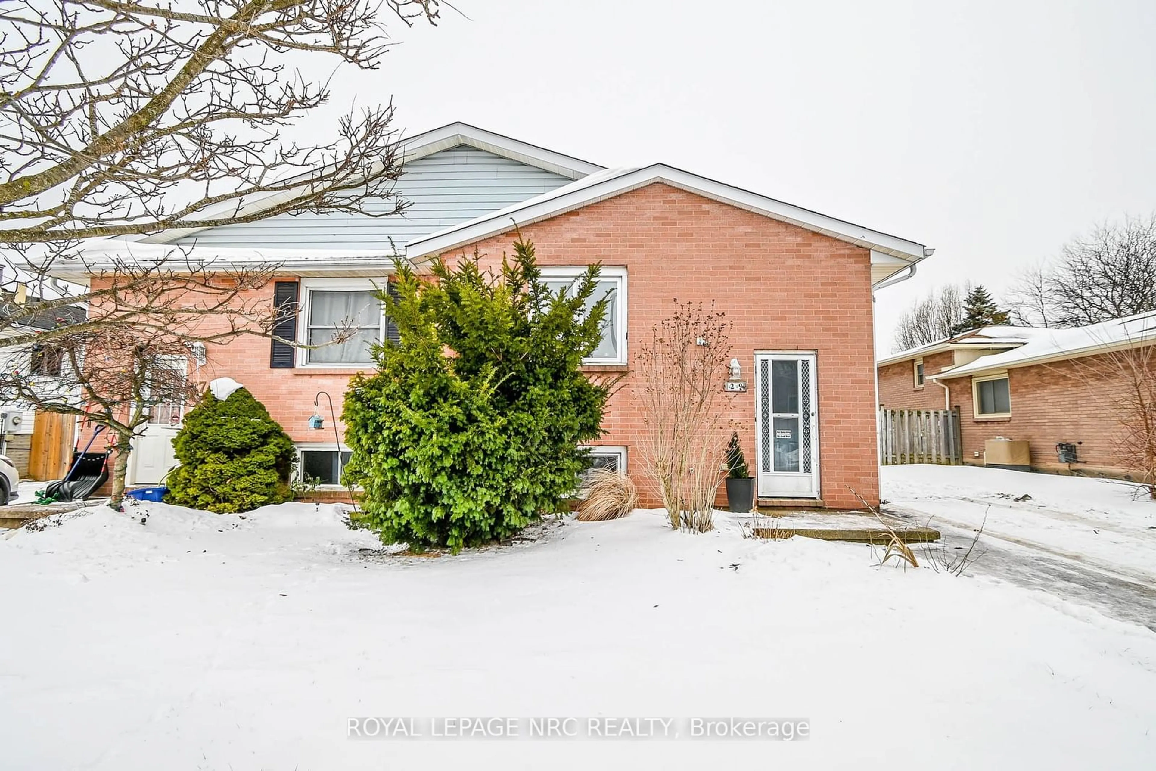 Home with brick exterior material, street for 29 Briarsdale Cres, Welland Ontario L3C 6R8