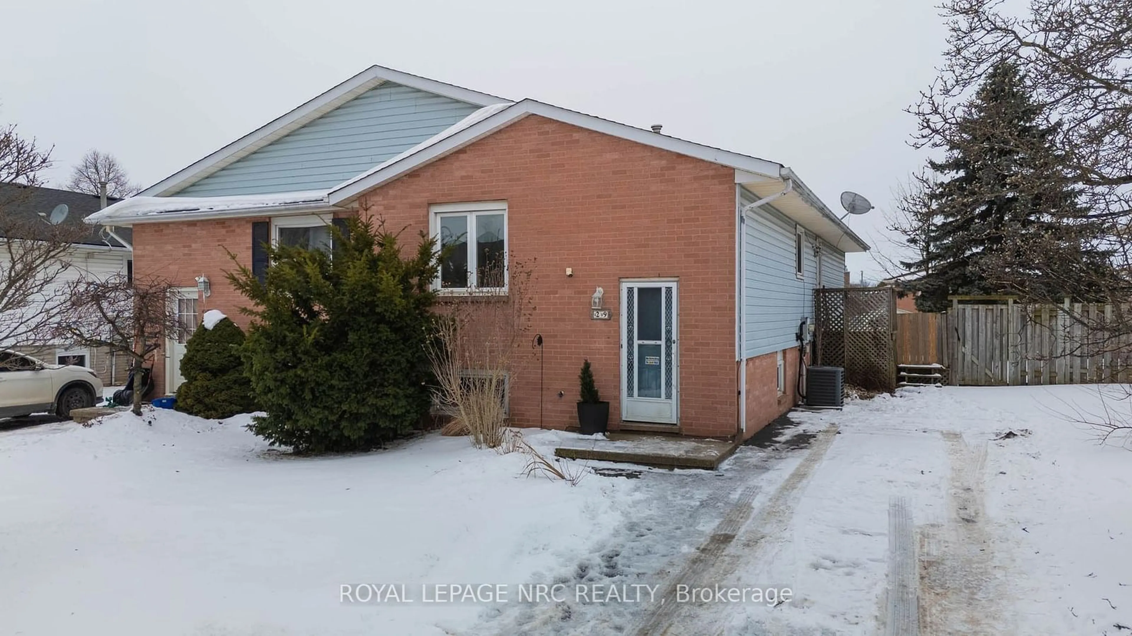 Home with brick exterior material, unknown for 29 Briarsdale Cres, Welland Ontario L3C 6R8