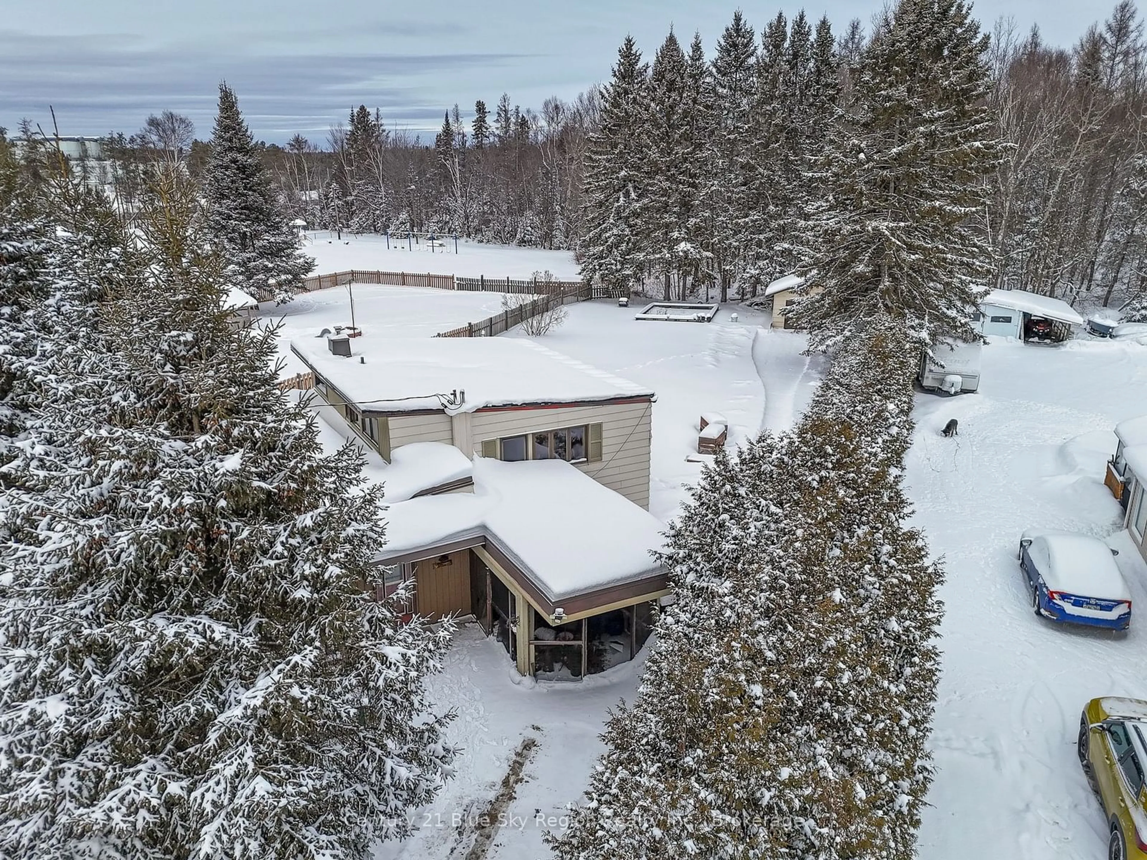 A pic from outside/outdoor area/front of a property/back of a property/a pic from drone, unknown for 32 Besserer Rd, North Bay Ontario P1B 8G3