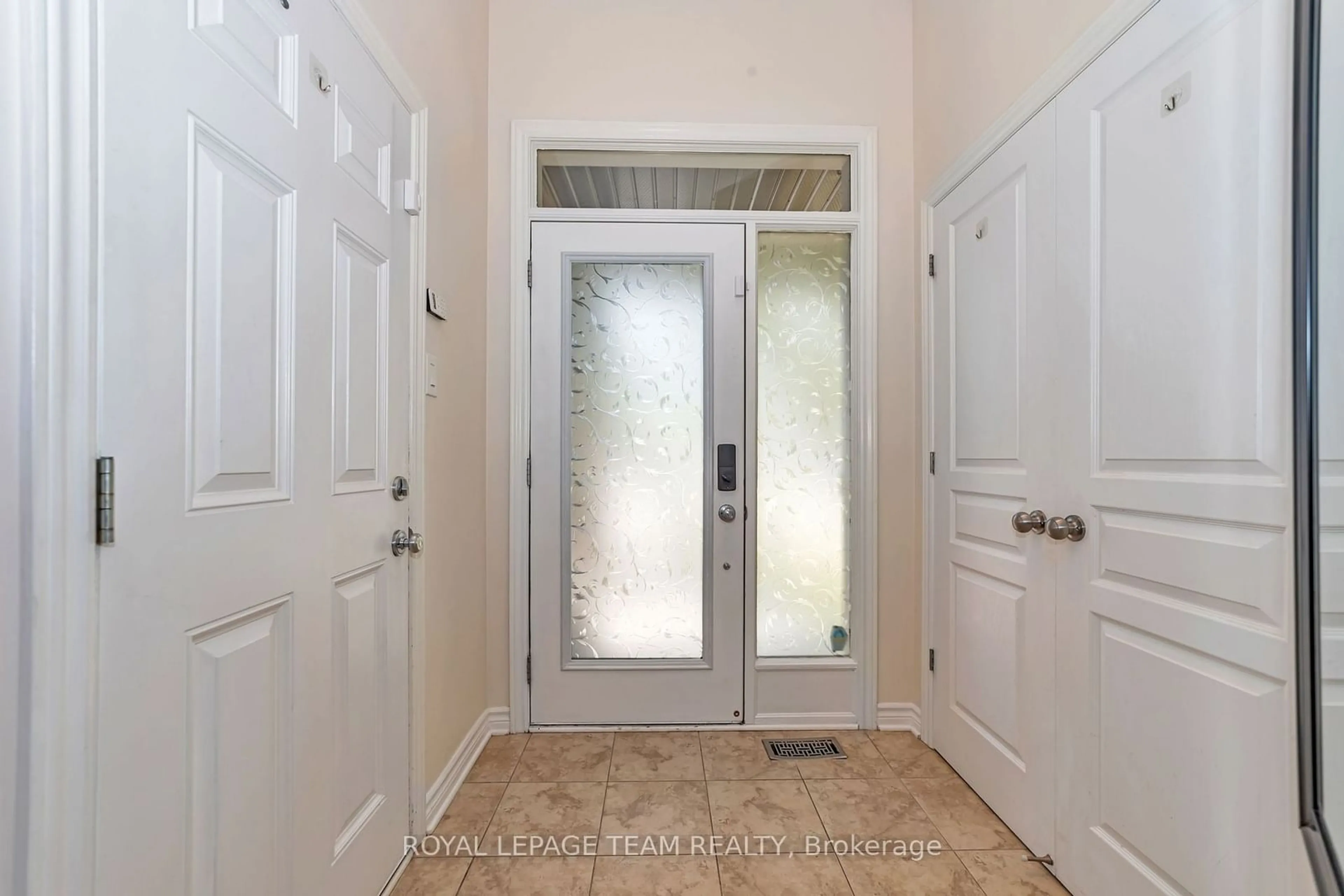 Indoor entryway for 916 Fletcher Circ, Kanata Ontario K2T 0B7