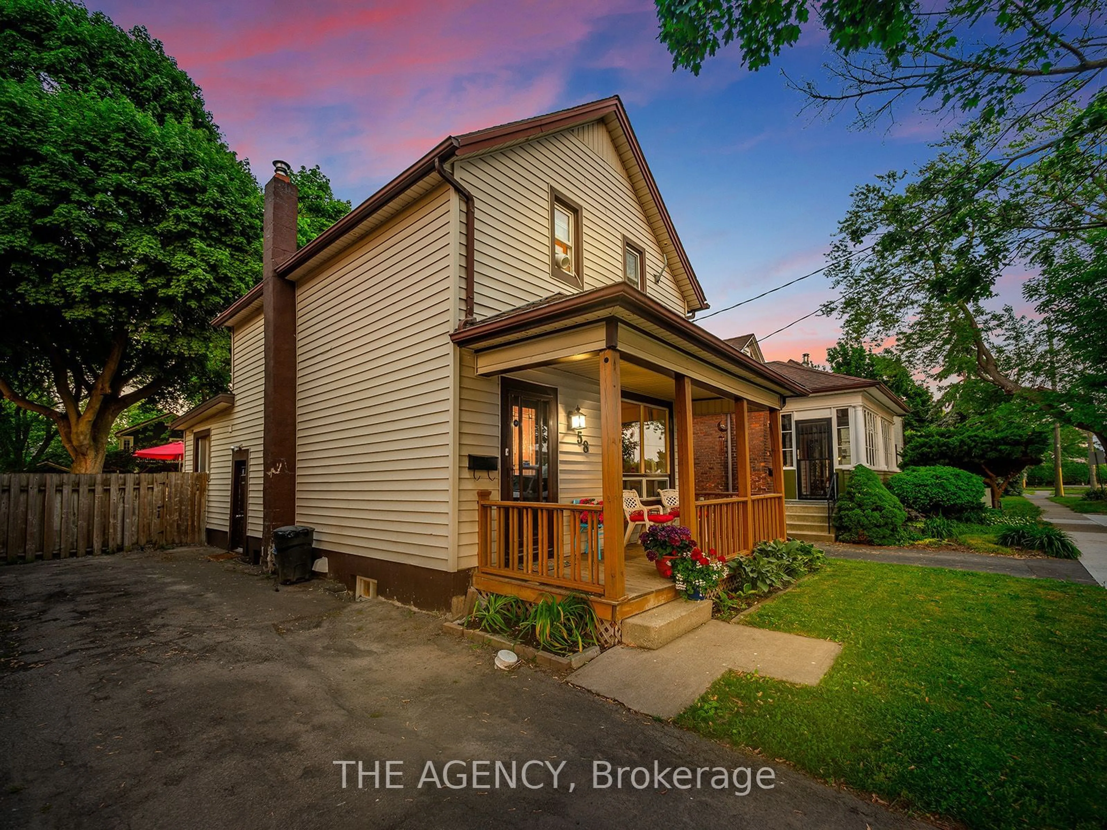 A pic from outside/outdoor area/front of a property/back of a property/a pic from drone, street for 58 Woodland Ave, St. Catharines Ontario L2R 5A3