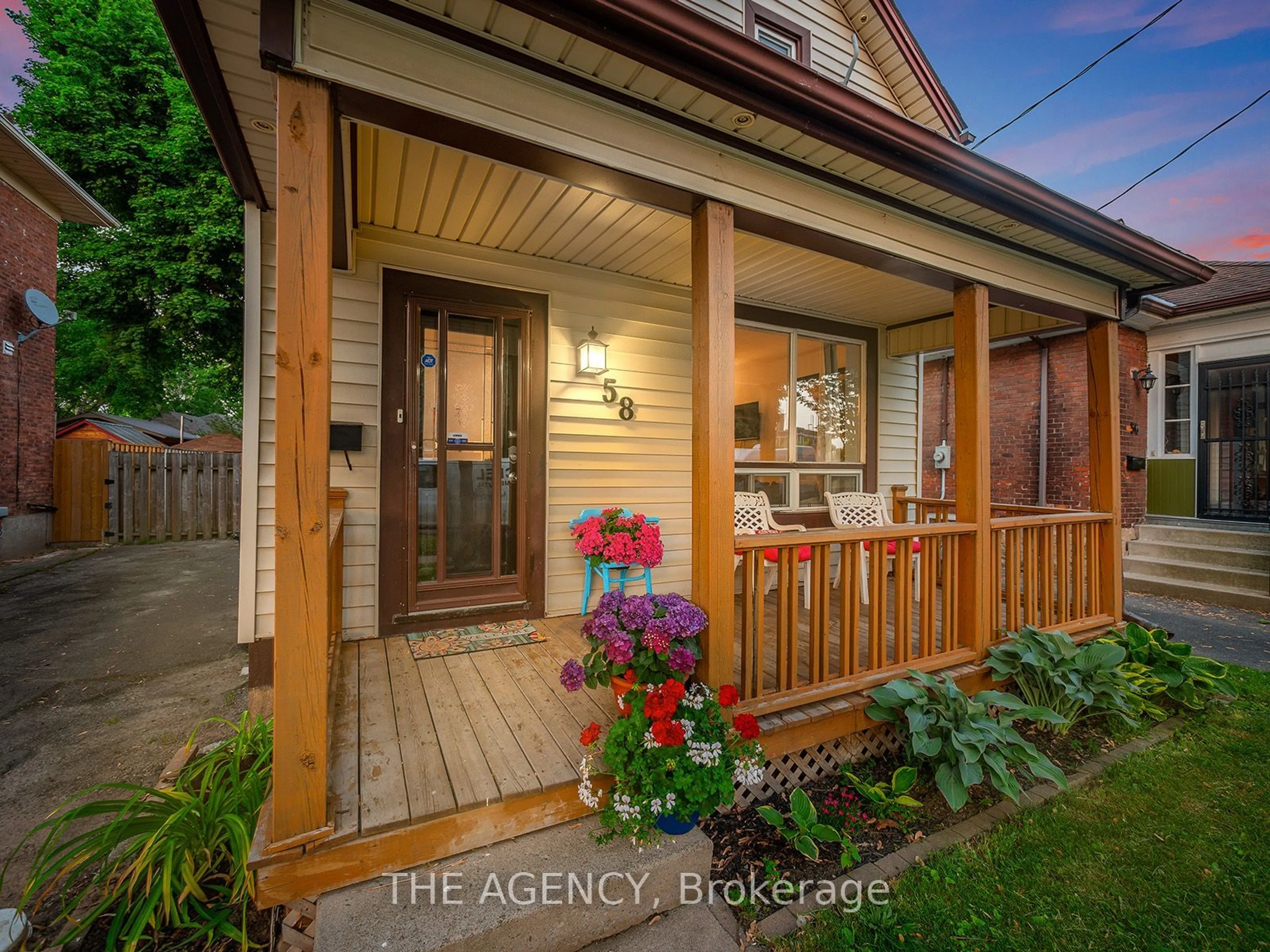 Indoor entryway for 58 Woodland Ave, St. Catharines Ontario L2R 5A3