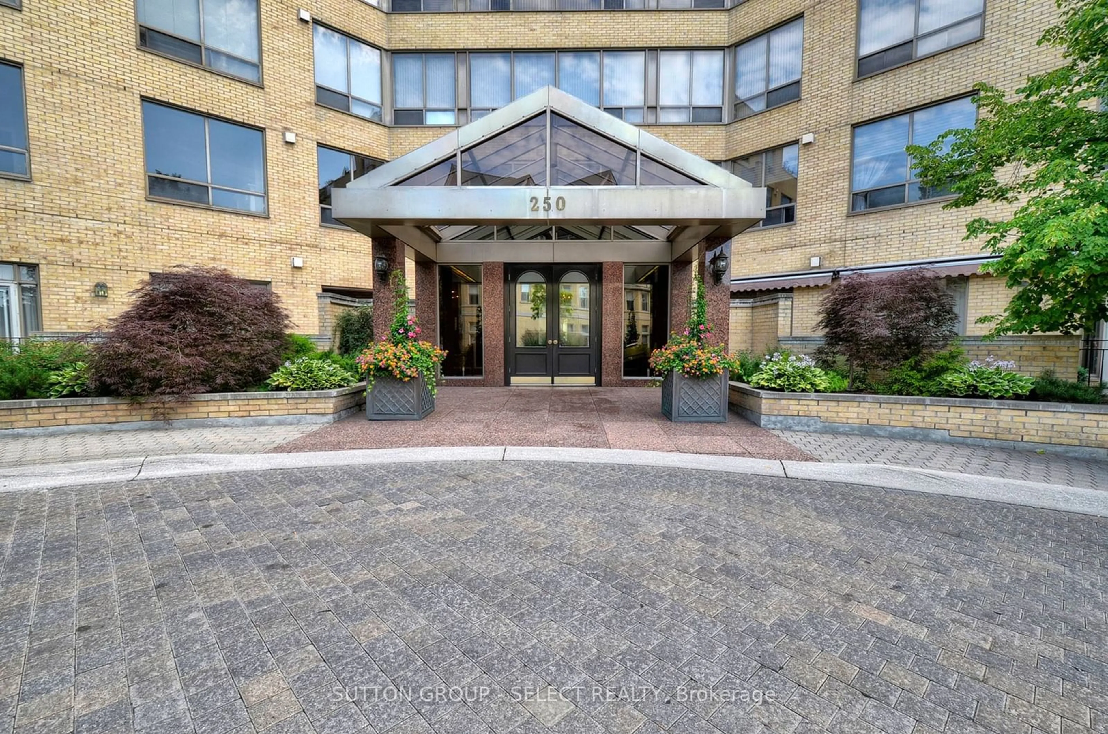 Indoor foyer for 250 Sydenham St #502, London Ontario N6A 5S1