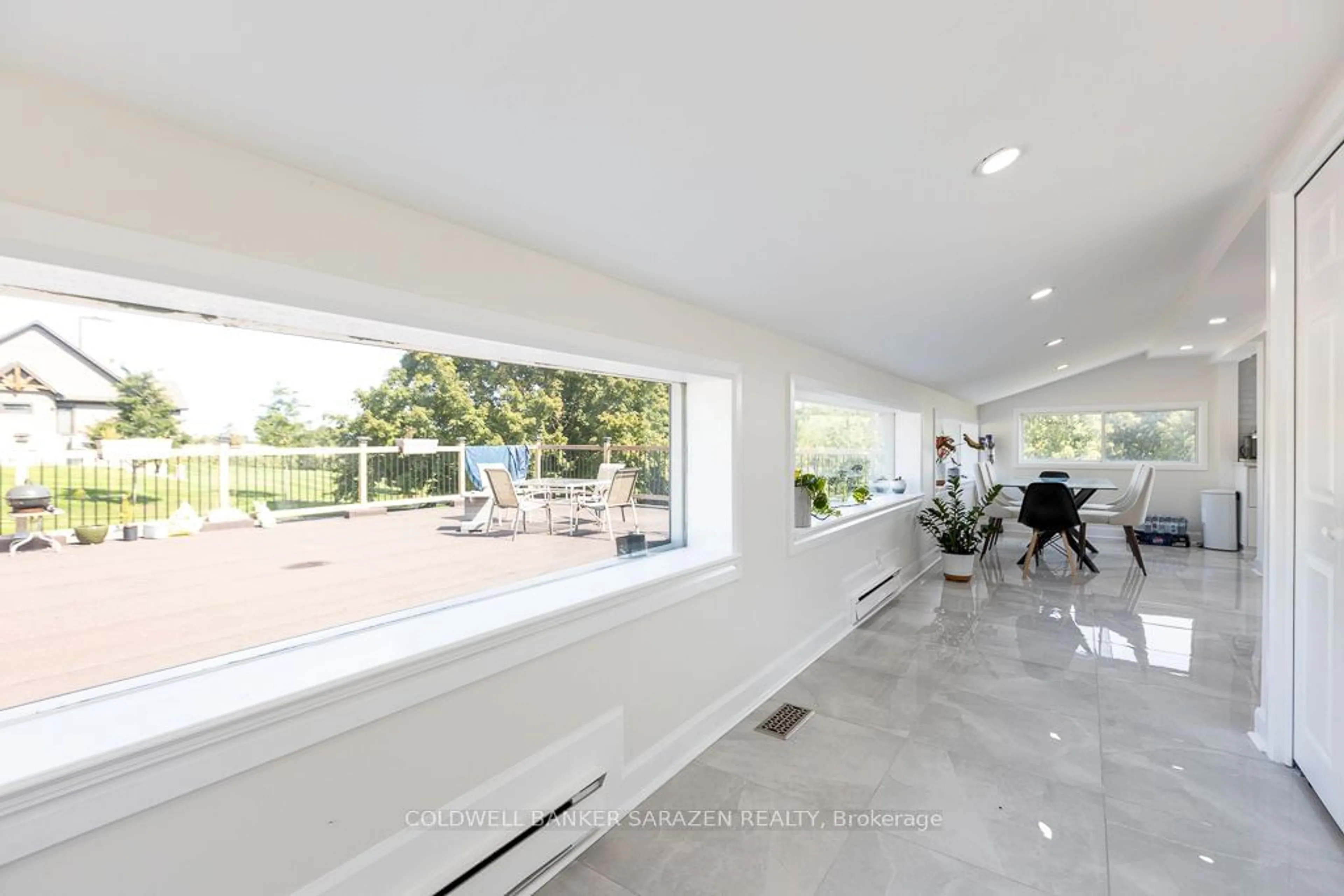 Indoor foyer for 307 Eadie Rd, Russell Ontario K4R 1E5