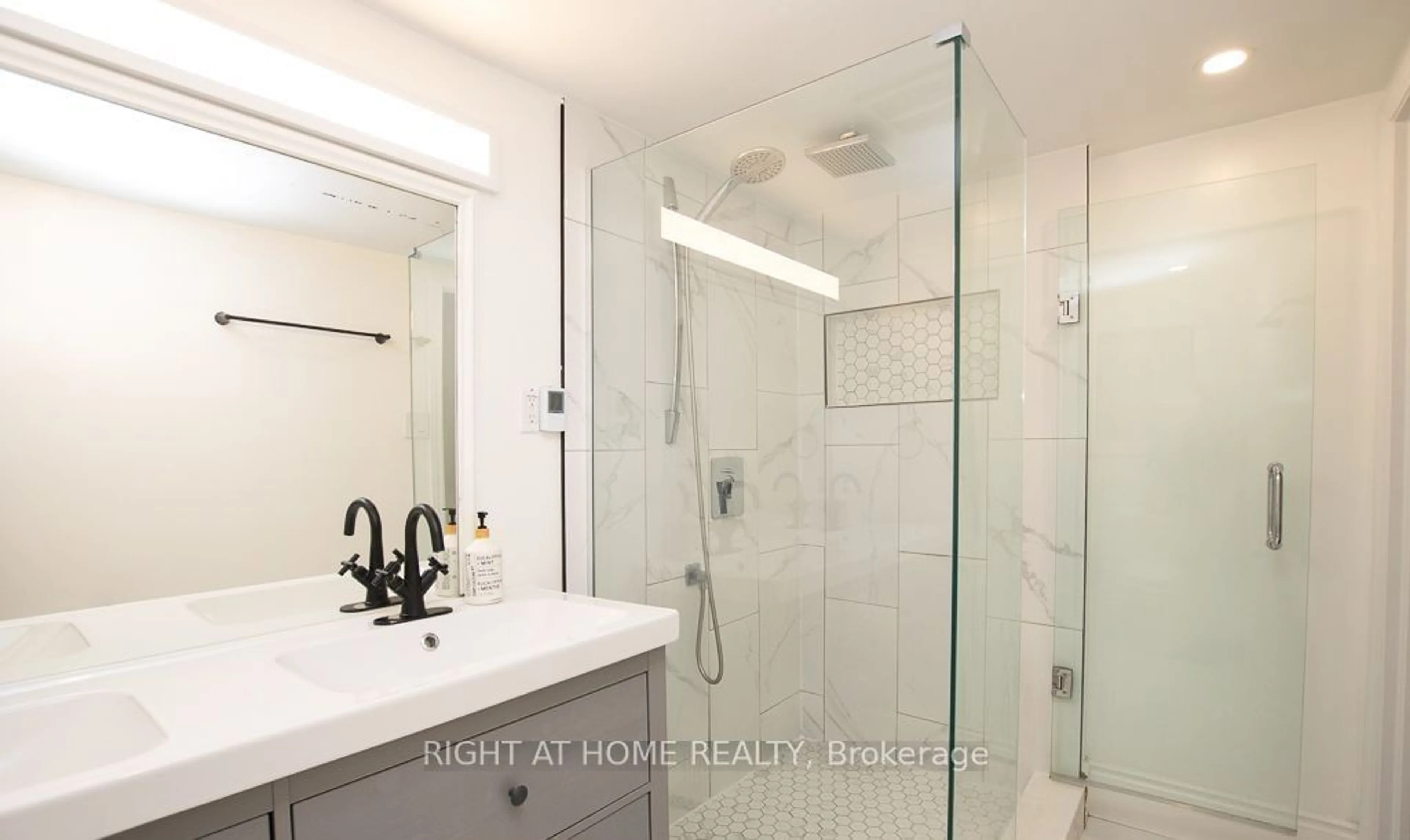 Contemporary bathroom, ceramic/tile floor for 285 Queens Ave #2, London Ontario N6B 1X2