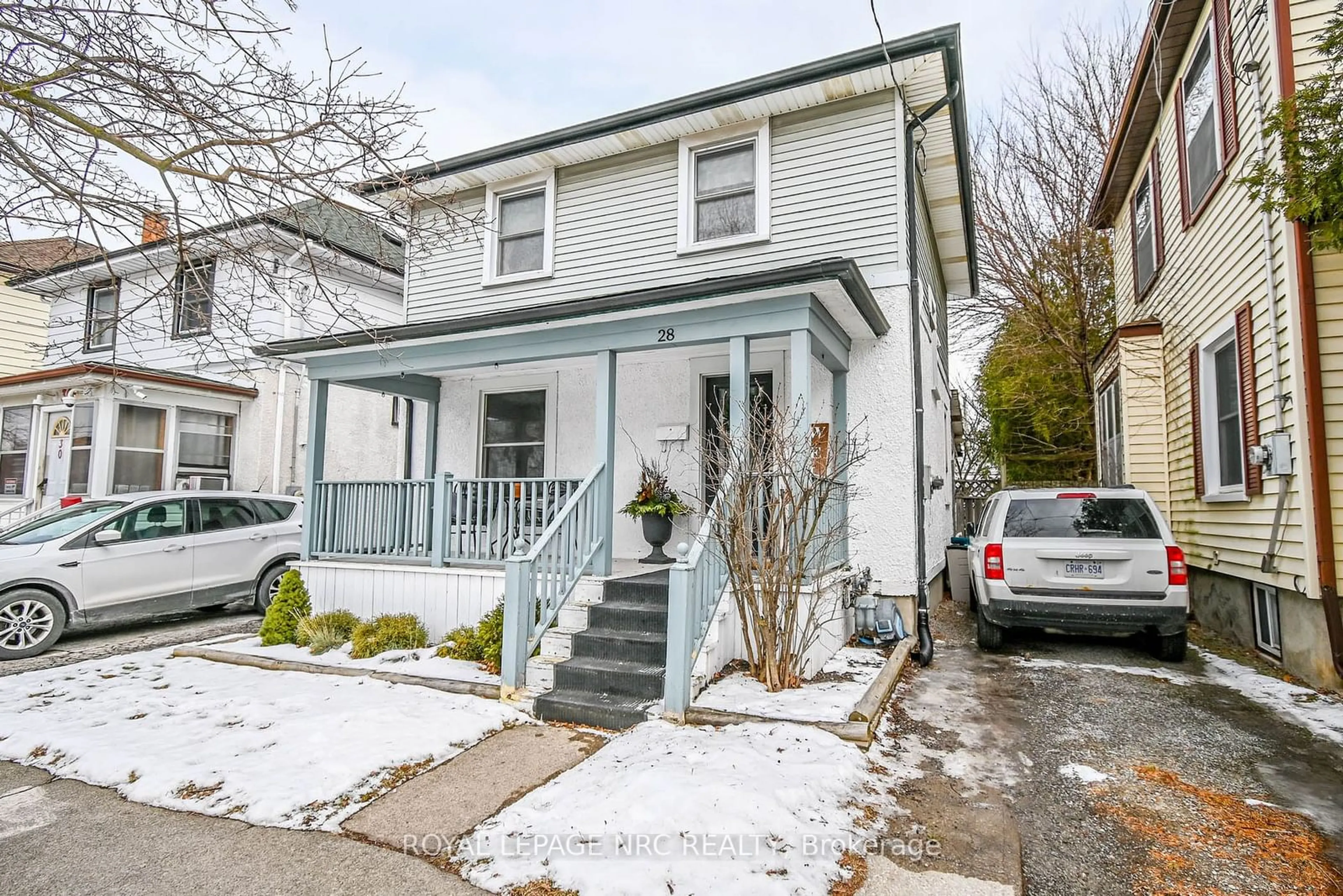 Home with vinyl exterior material, street for 28 Berryman Ave, St. Catharines Ontario L2R 3W9