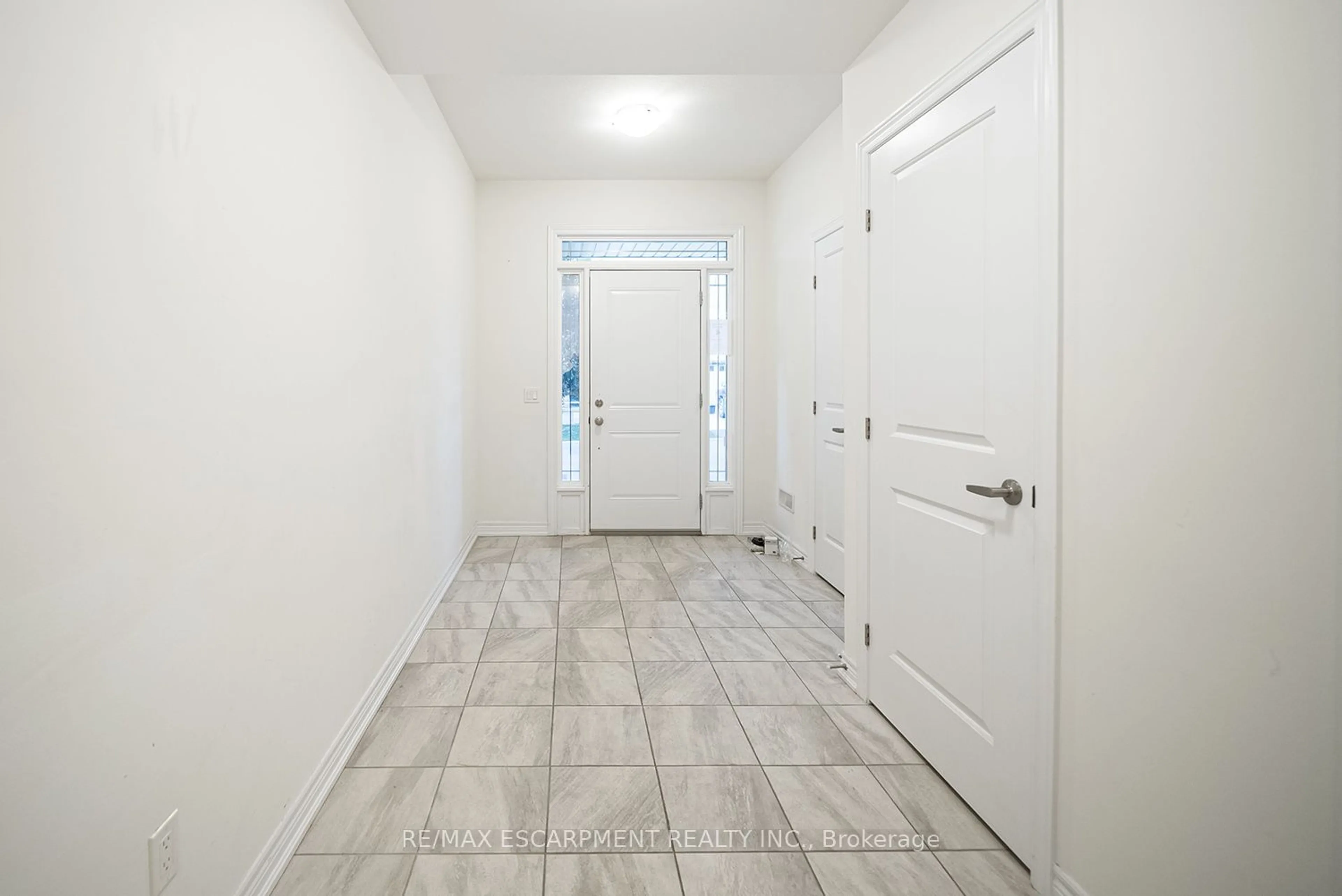 Indoor entryway for 77 Diana Ave #169, Brantford Ontario N3T 0R6