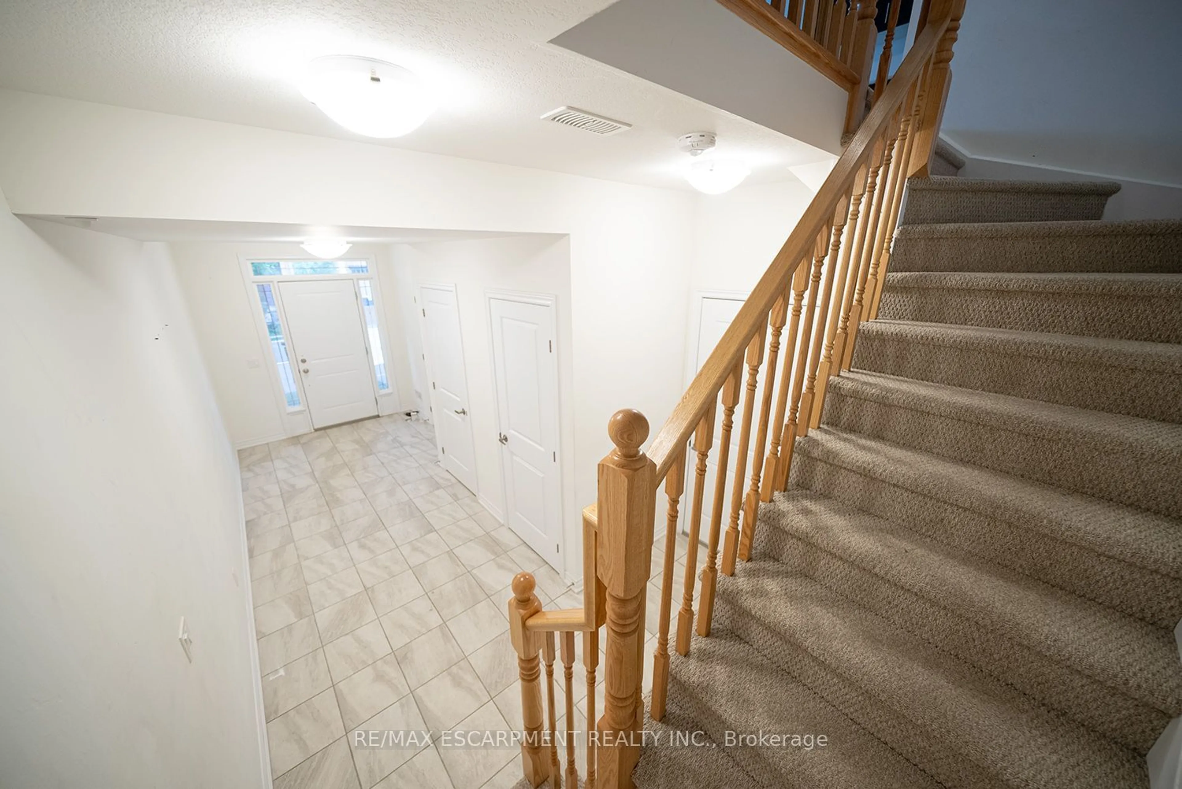 Indoor foyer for 77 Diana Ave #169, Brantford Ontario N3T 0R6