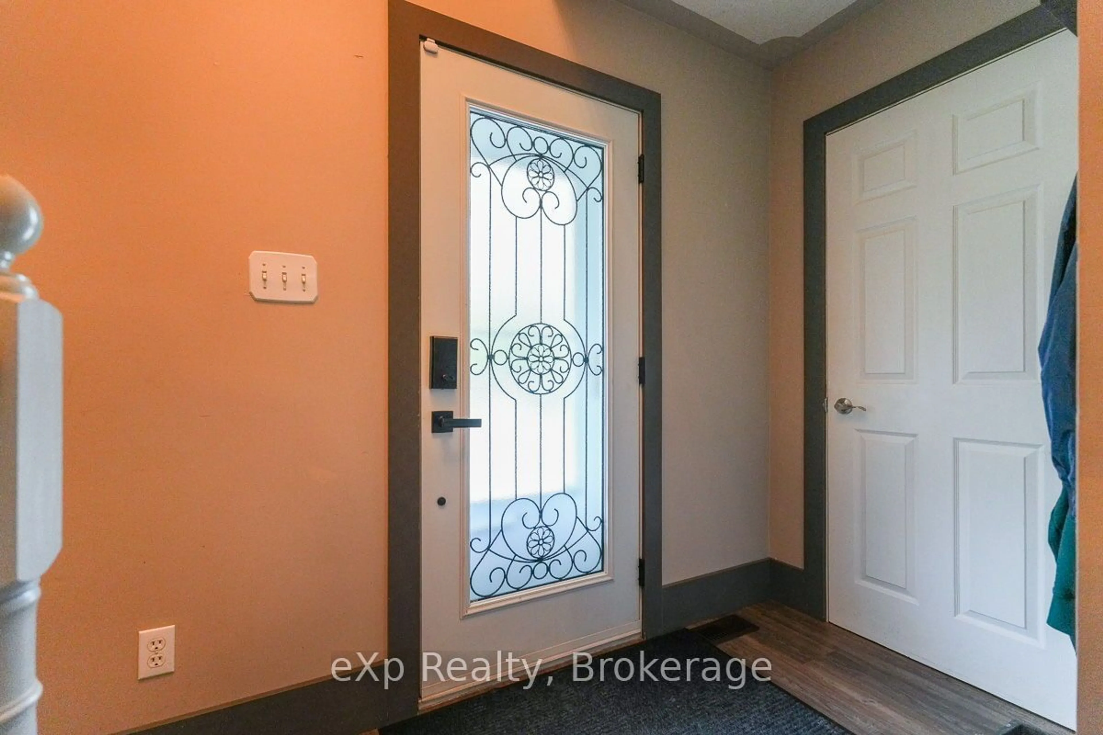 Indoor entryway for 525 19TH St, Owen Sound Ontario N4K 6X4