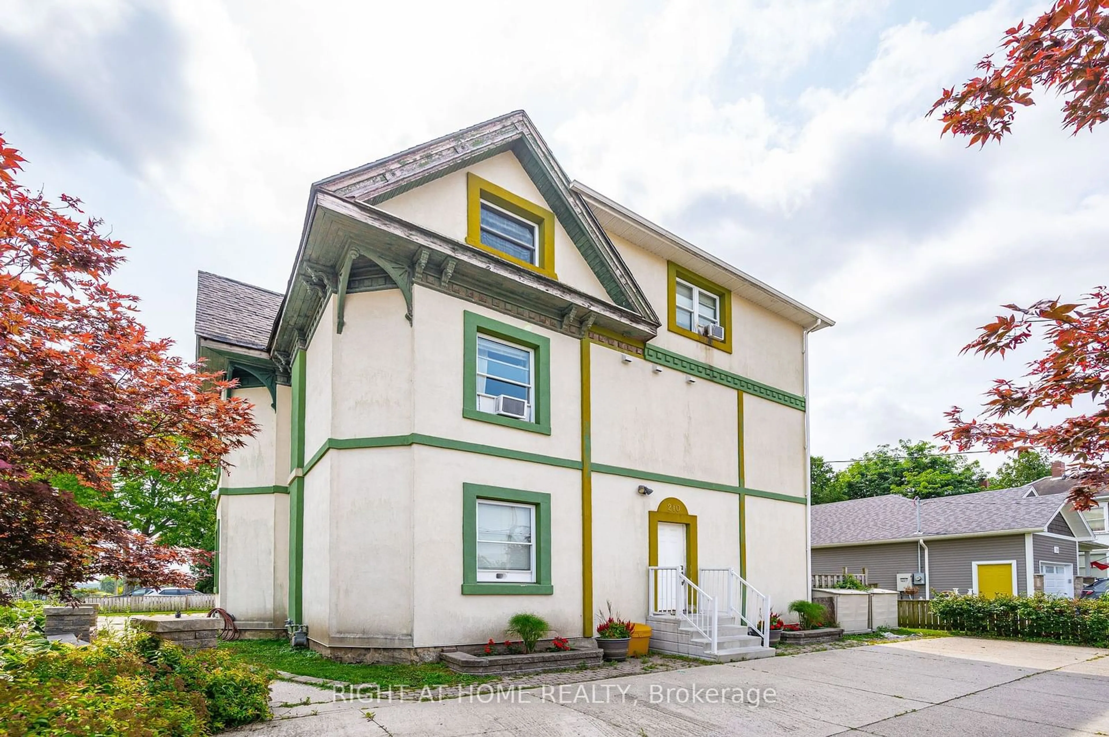Home with vinyl exterior material, building for 210 York St, Minto Ontario N0G 2P0