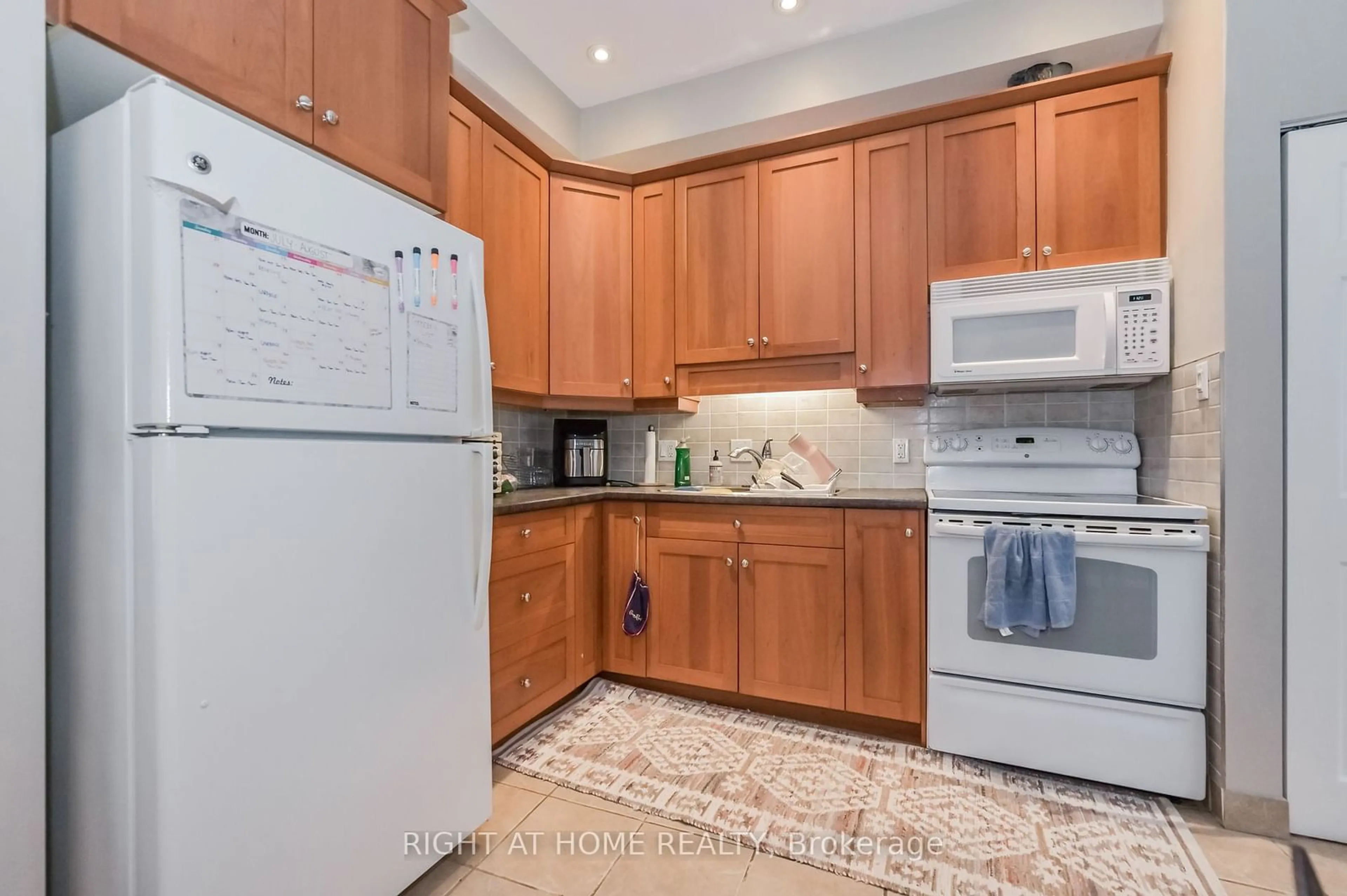 Standard kitchen, ceramic/tile floor for 210 York St, Minto Ontario N0G 2P0