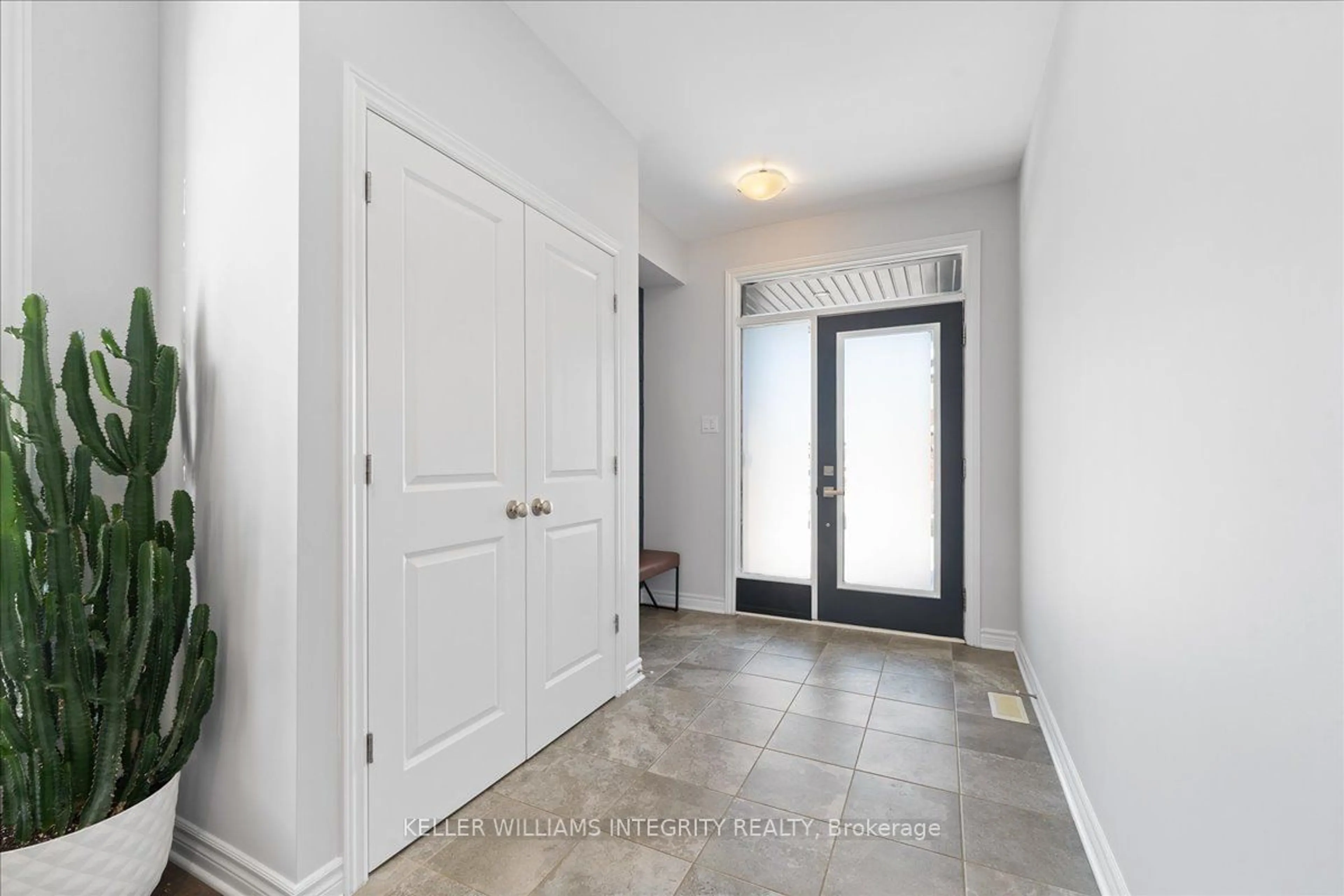 Indoor entryway for 100 Crevasse Rd, Orleans - Convent Glen and Area Ontario K1W 0P9