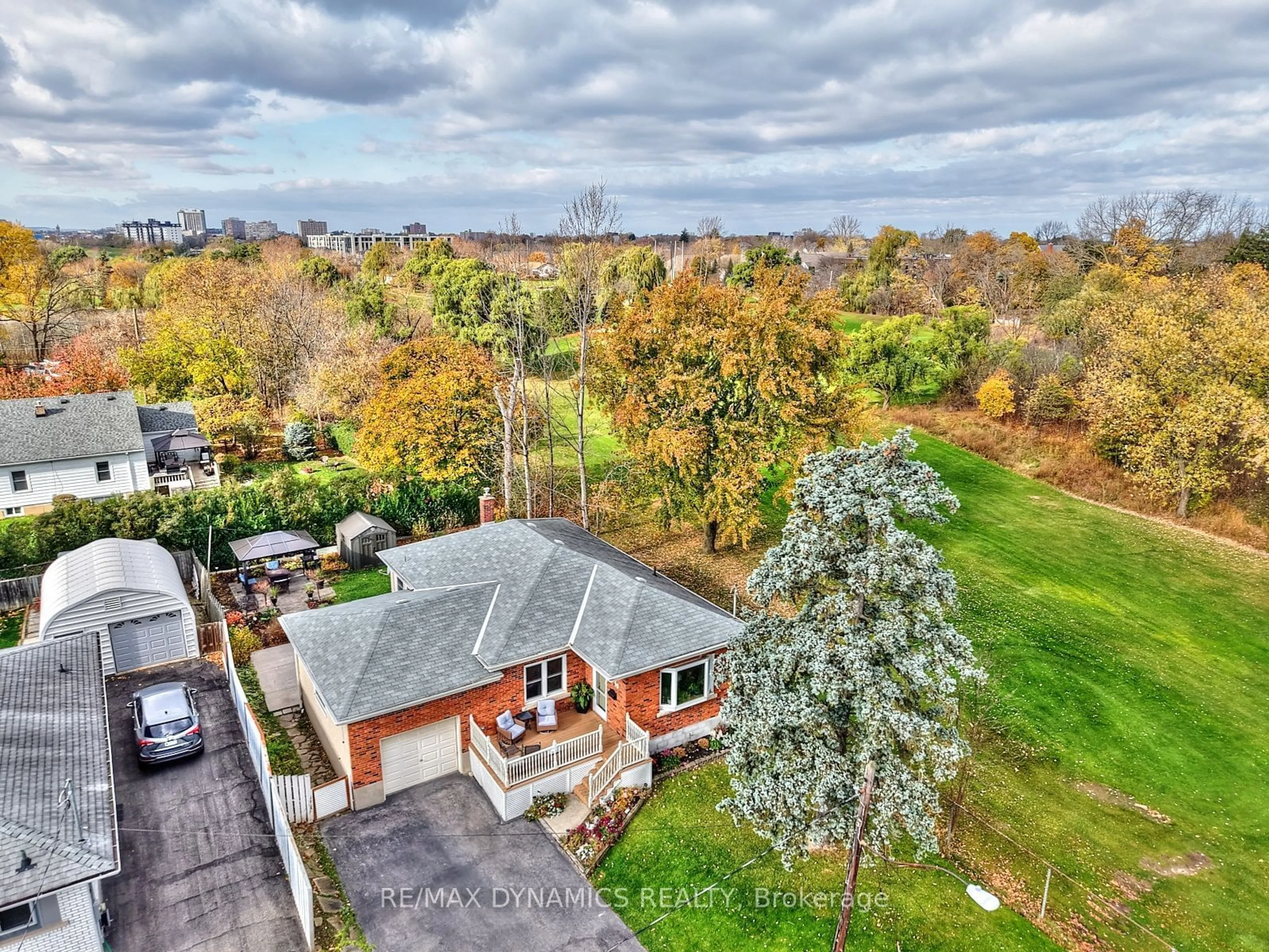 A pic from outside/outdoor area/front of a property/back of a property/a pic from drone, unknown for 19 MELROSE Ave, St. Catharines Ontario L2P 2E3