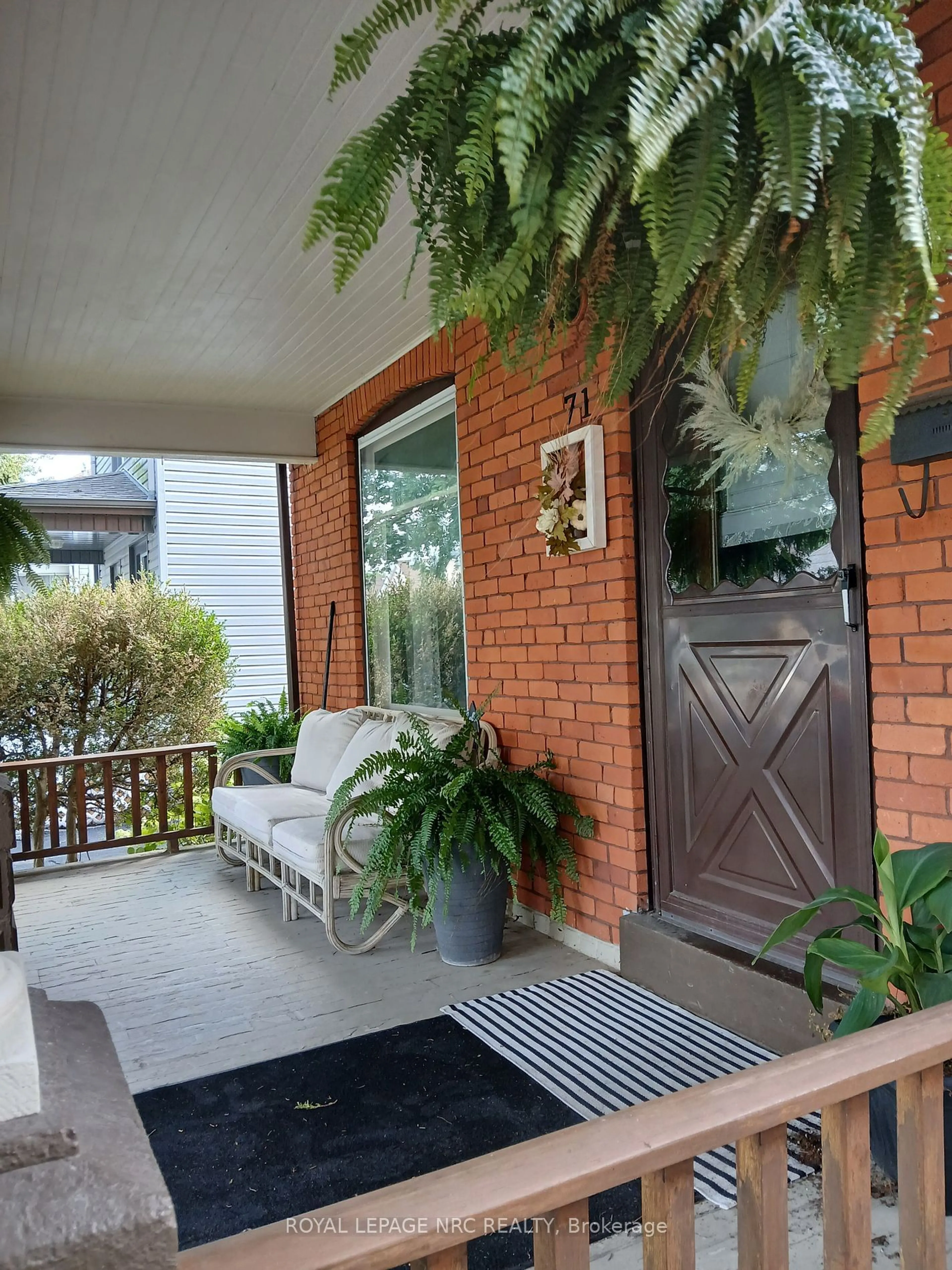 Indoor entryway for 71 ALBERT St, Welland Ontario L3B 4L3