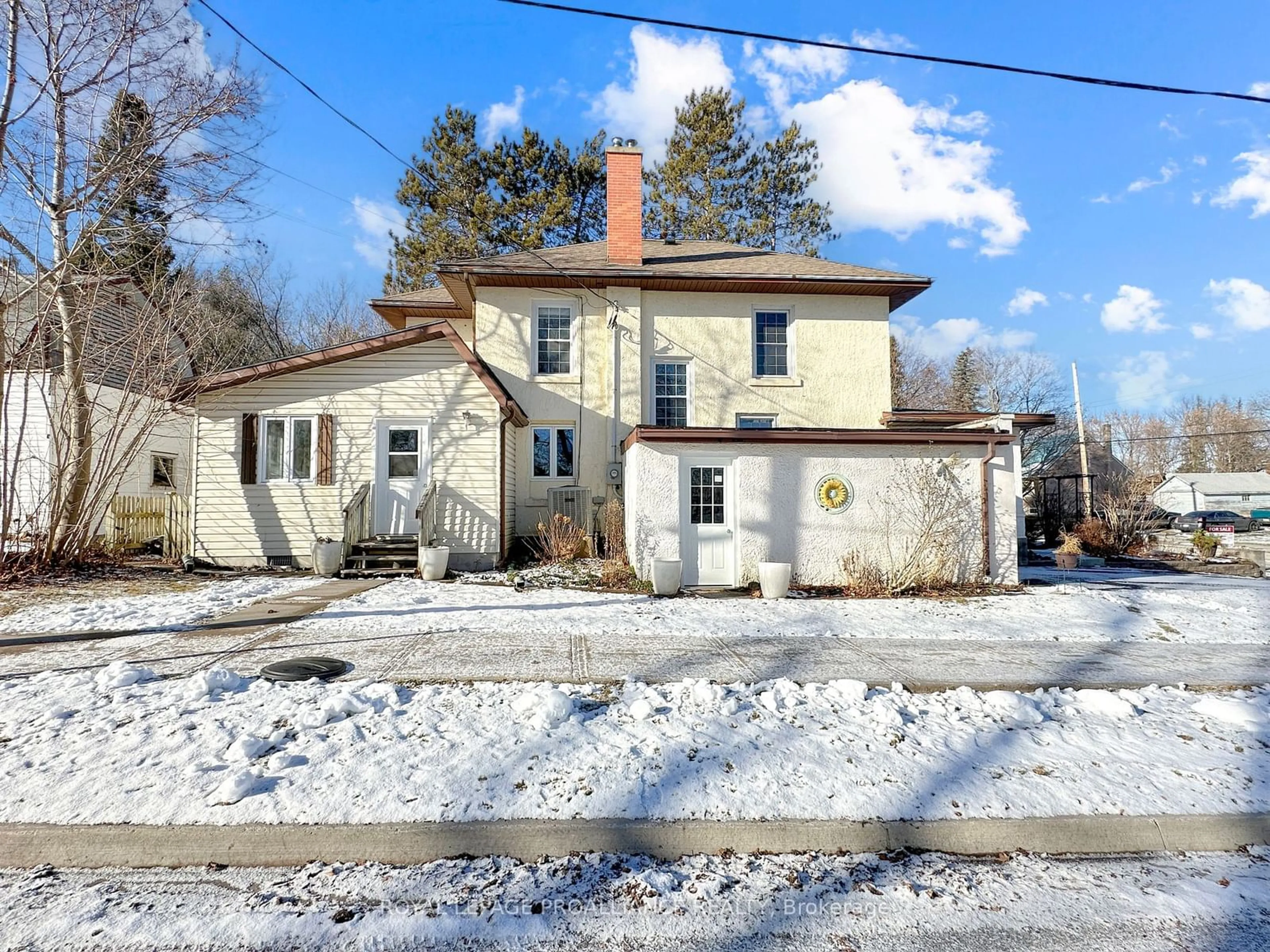 A pic from outside/outdoor area/front of a property/back of a property/a pic from drone, street for 44 McGowan St, Tweed Ontario K0K 3J0