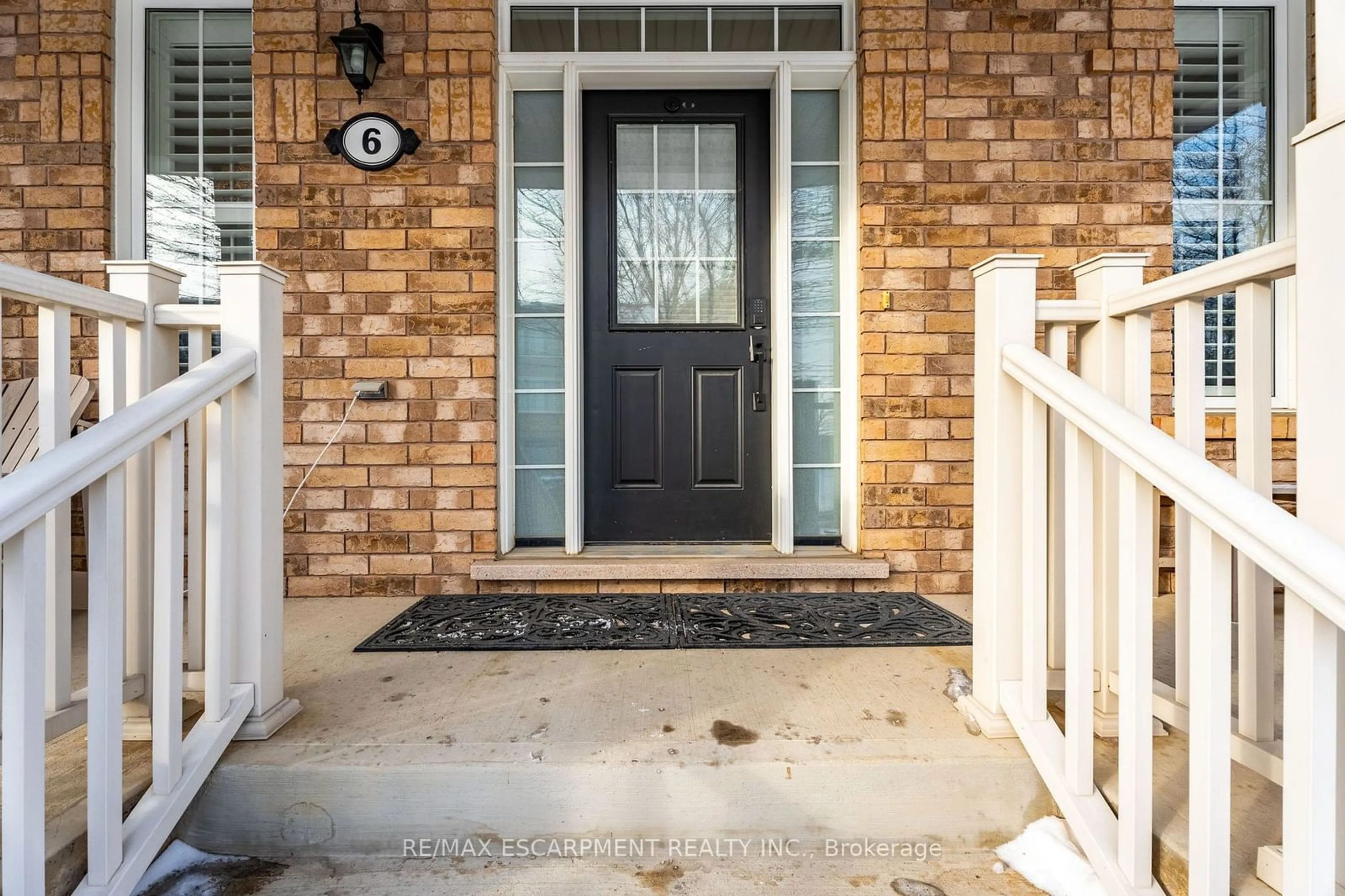 Indoor entryway for 6 Emick Dr, Hamilton Ontario L9K 0C8