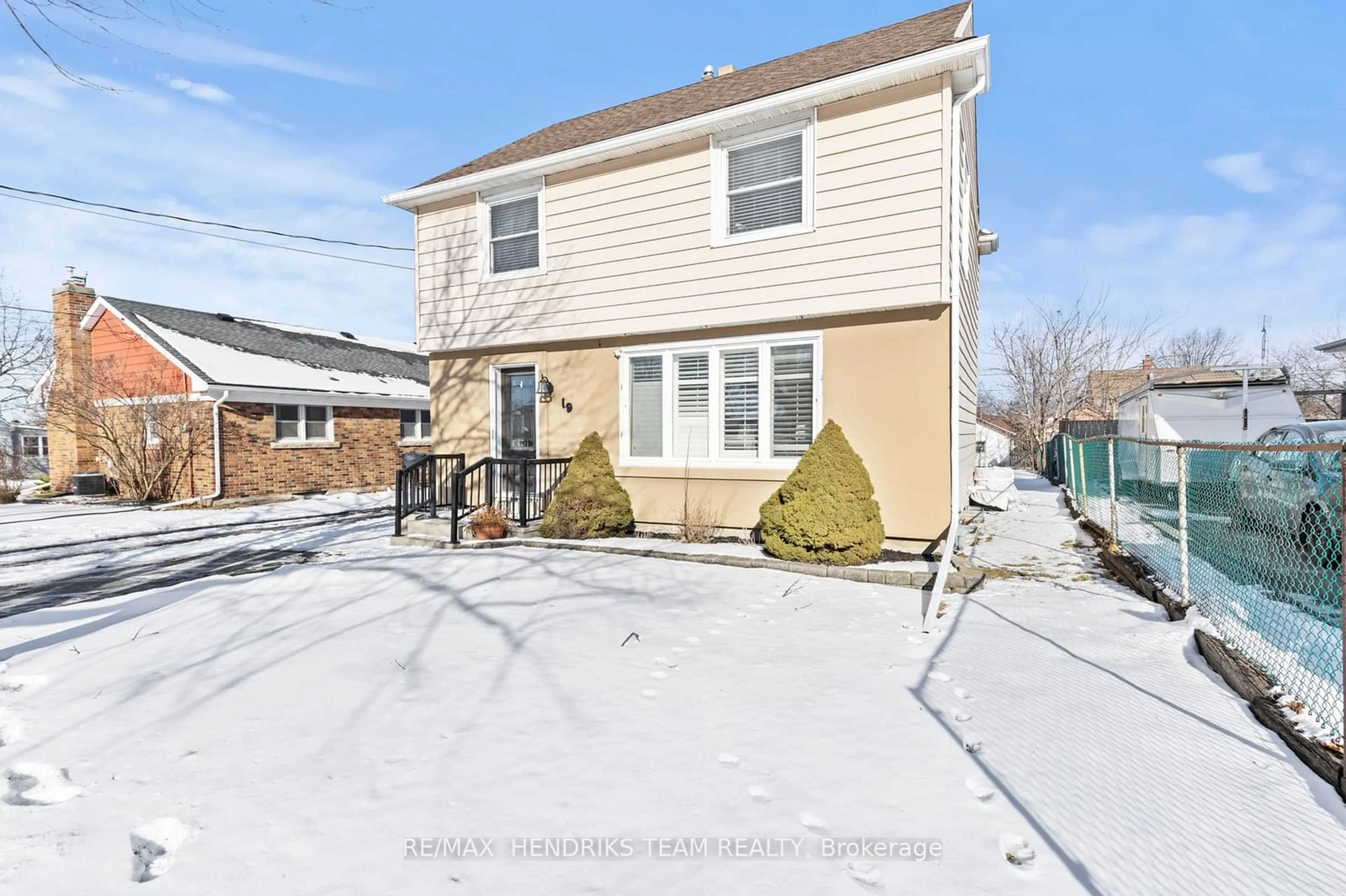 A pic from outside/outdoor area/front of a property/back of a property/a pic from drone, street for 19 Cedardale Ave, St. Catharines Ontario L2P 1B2