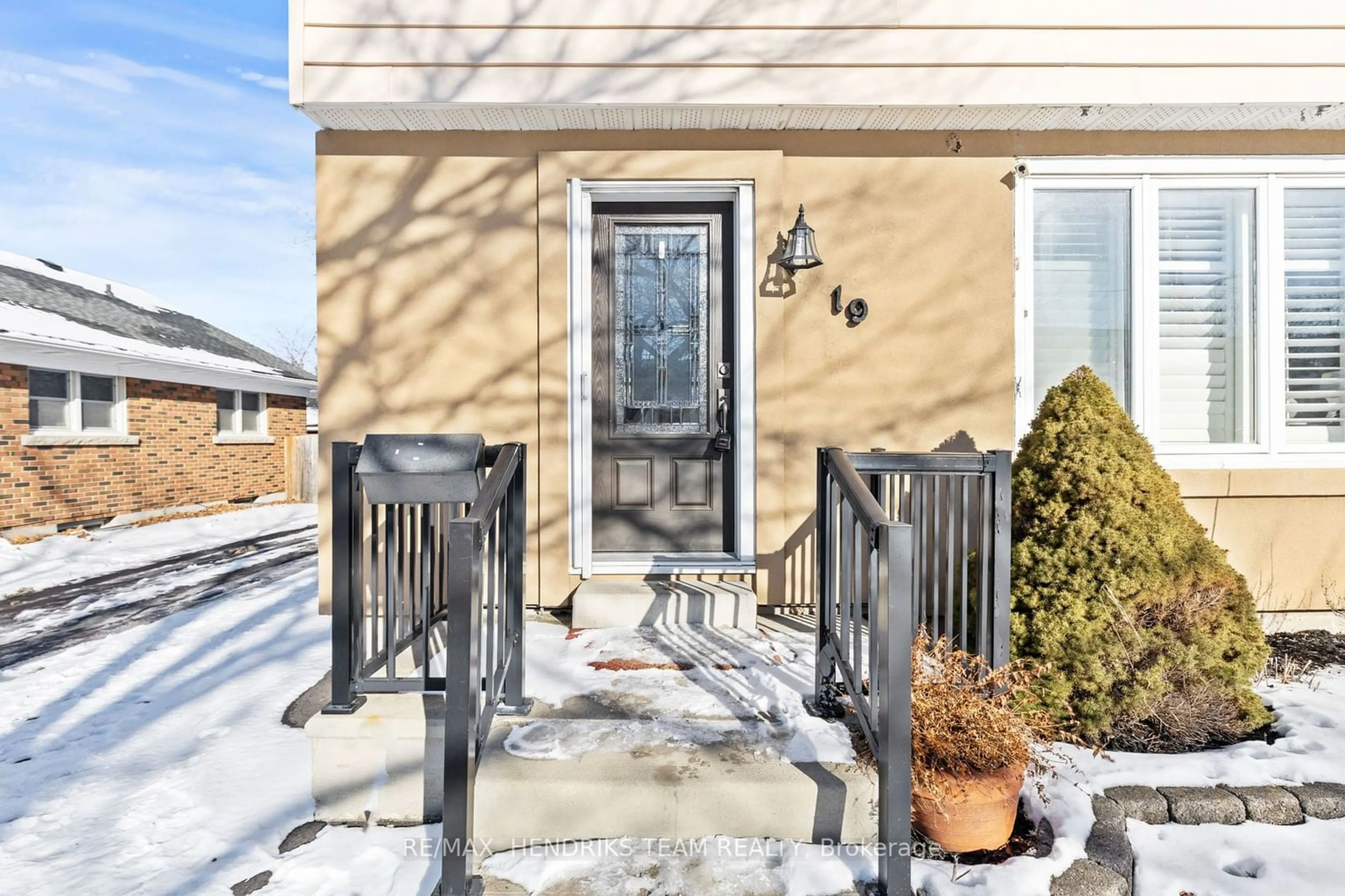 Indoor entryway for 19 Cedardale Ave, St. Catharines Ontario L2P 1B2