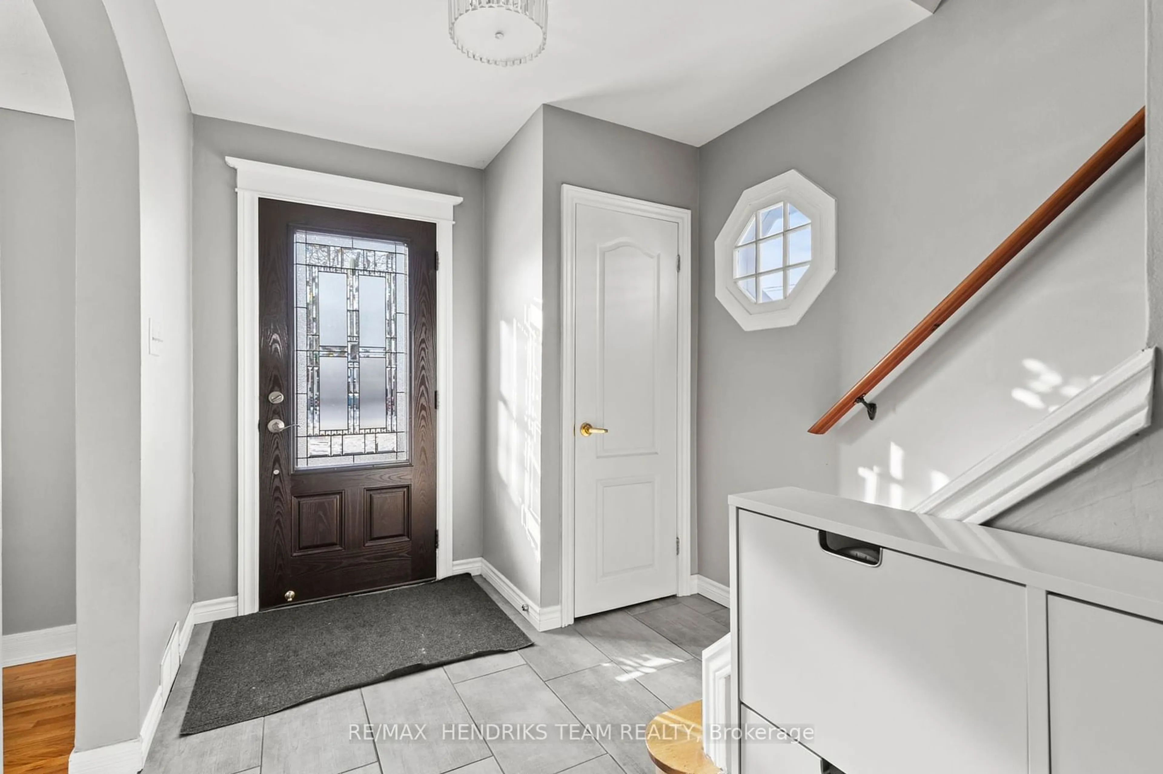 Indoor entryway for 19 Cedardale Ave, St. Catharines Ontario L2P 1B2