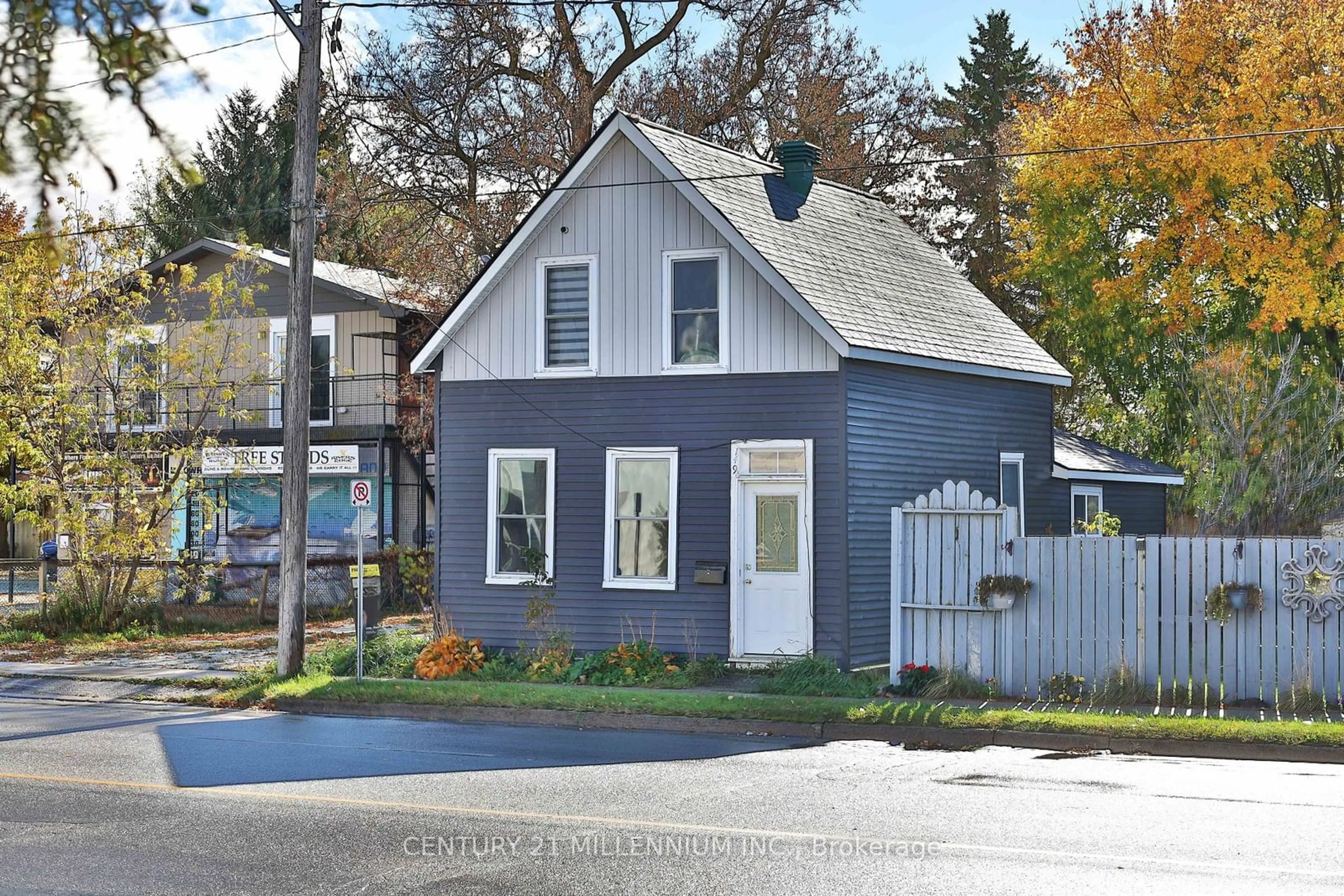 Home with vinyl exterior material, street for 149 14th St, Owen Sound Ontario N4K 3X6