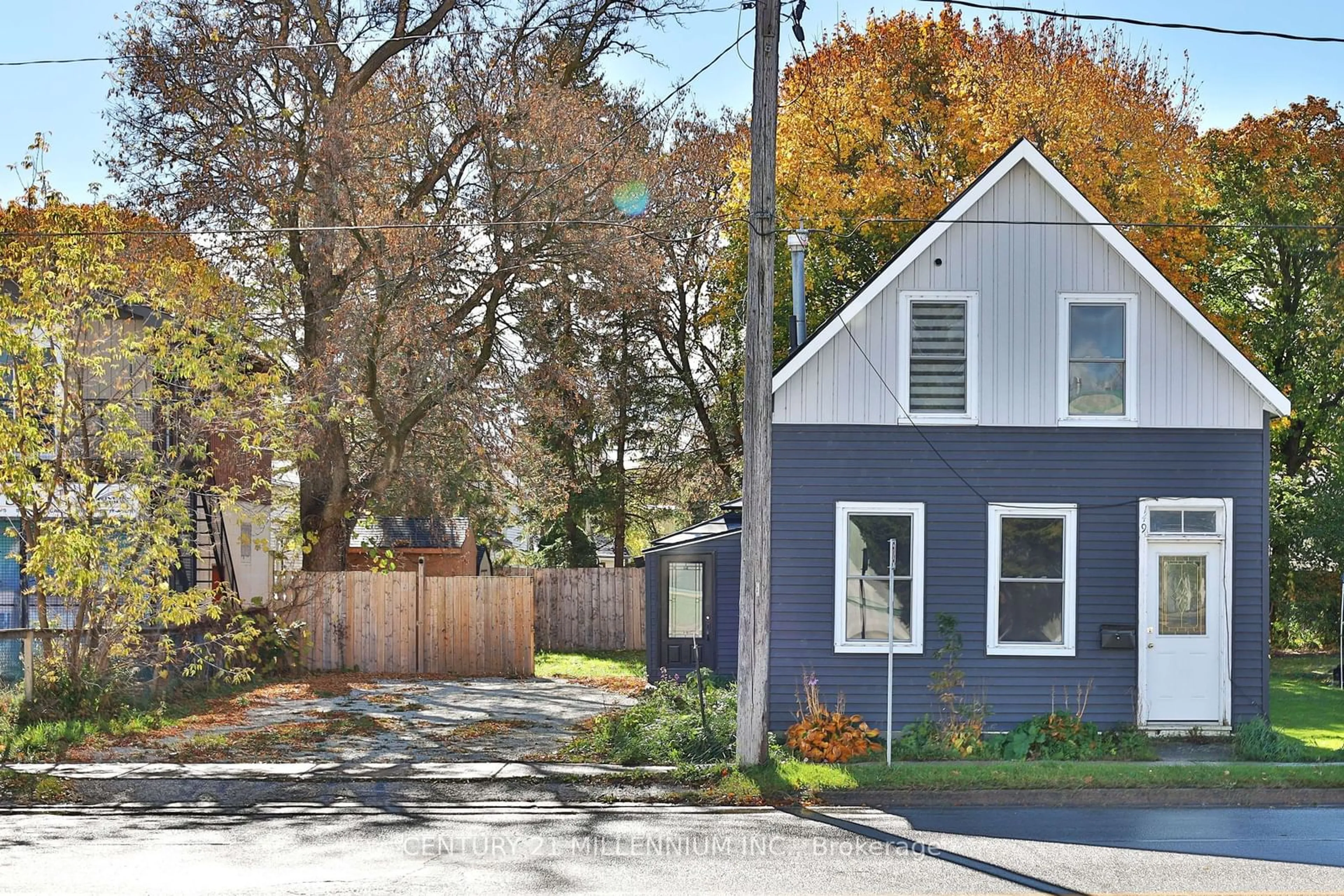 Home with vinyl exterior material, street for 149 14th St, Owen Sound Ontario N4K 3X6