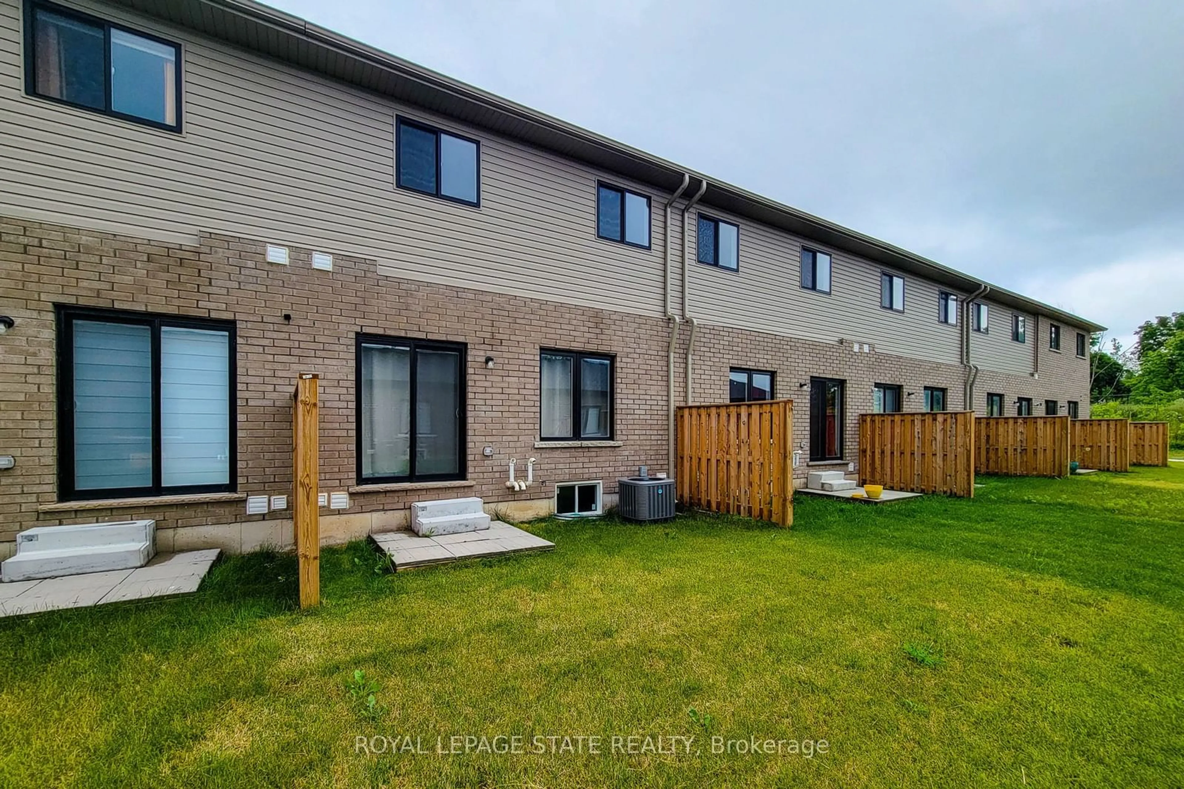 A pic from outside/outdoor area/front of a property/back of a property/a pic from drone, street for 520 Grey St #52, Brantford Ontario N3S 0K1