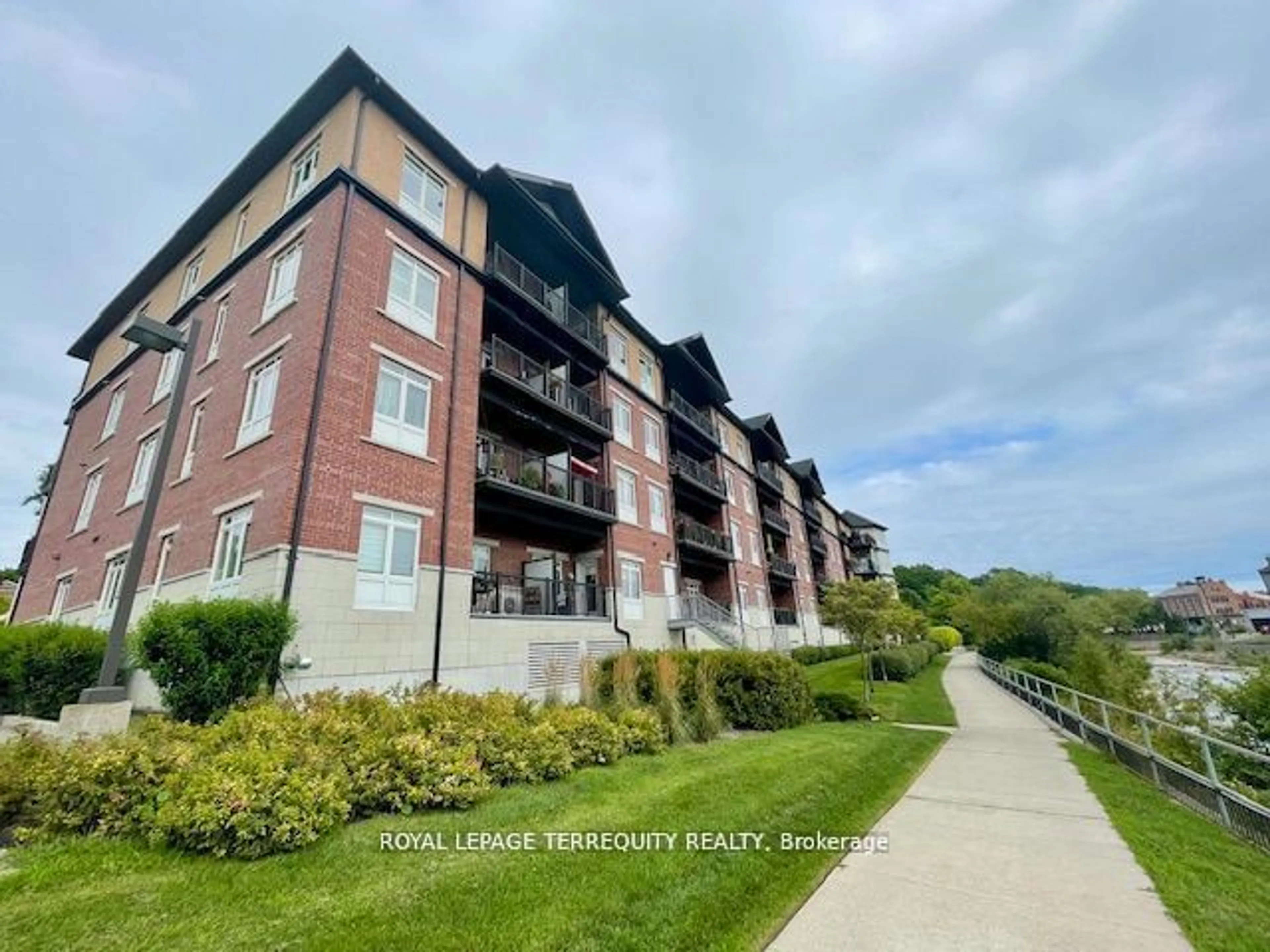 A pic from outside/outdoor area/front of a property/back of a property/a pic from drone, water/lake/river/ocean view for 50 Mill St #314, Port Hope Ontario L1A 2T2