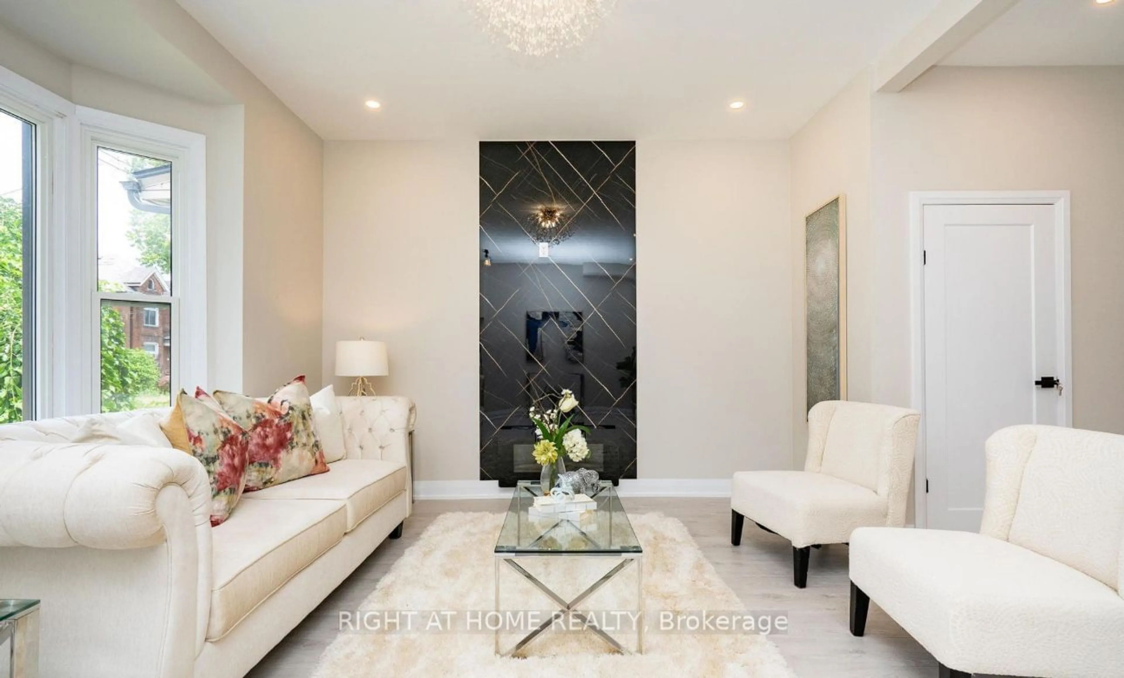 Indoor entryway for 64 Smith Ave, Hamilton Ontario L8L 5P1