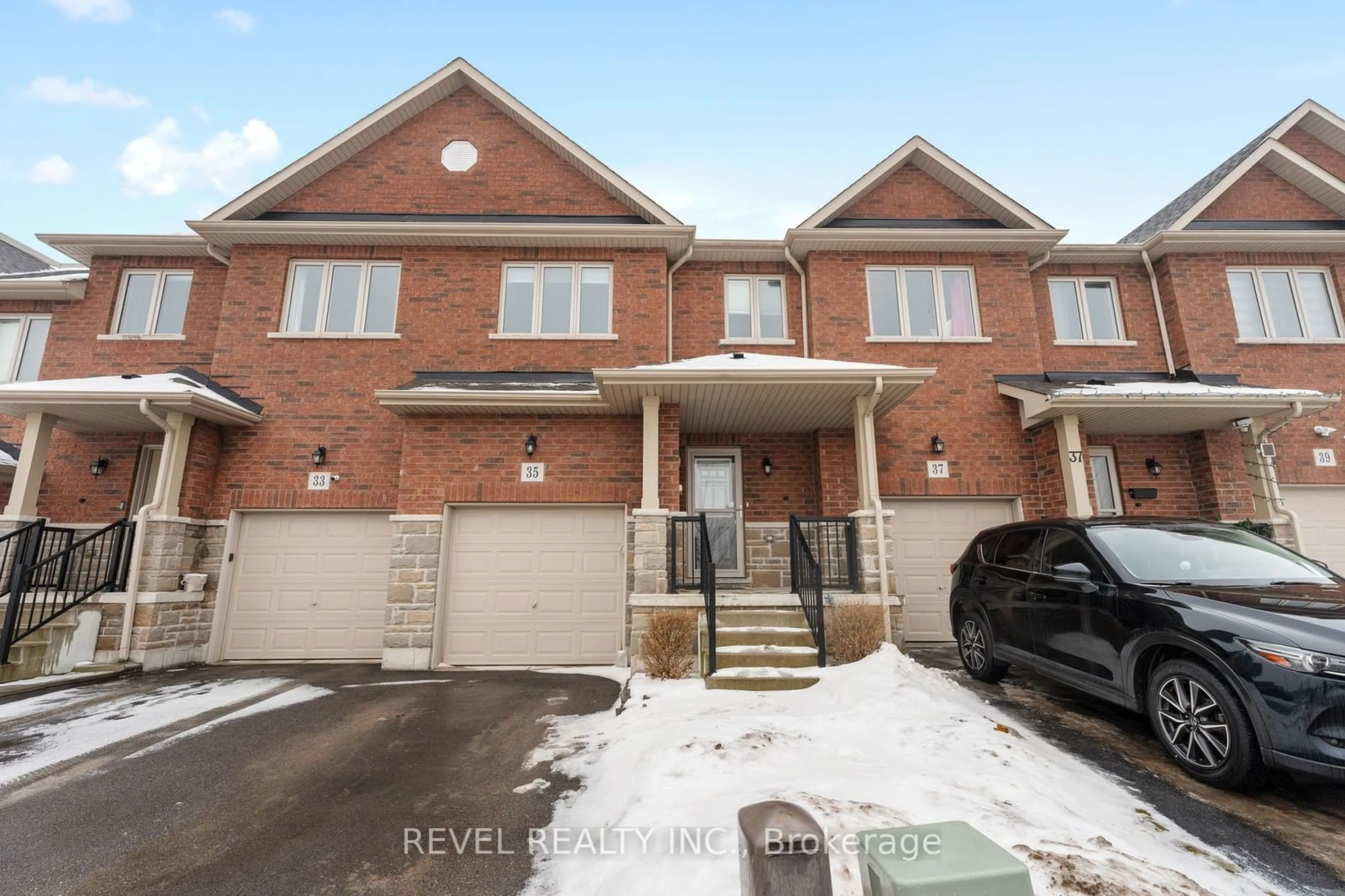 Home with brick exterior material, street for 35 Sunset Way, Thorold Ontario L0S 1A0